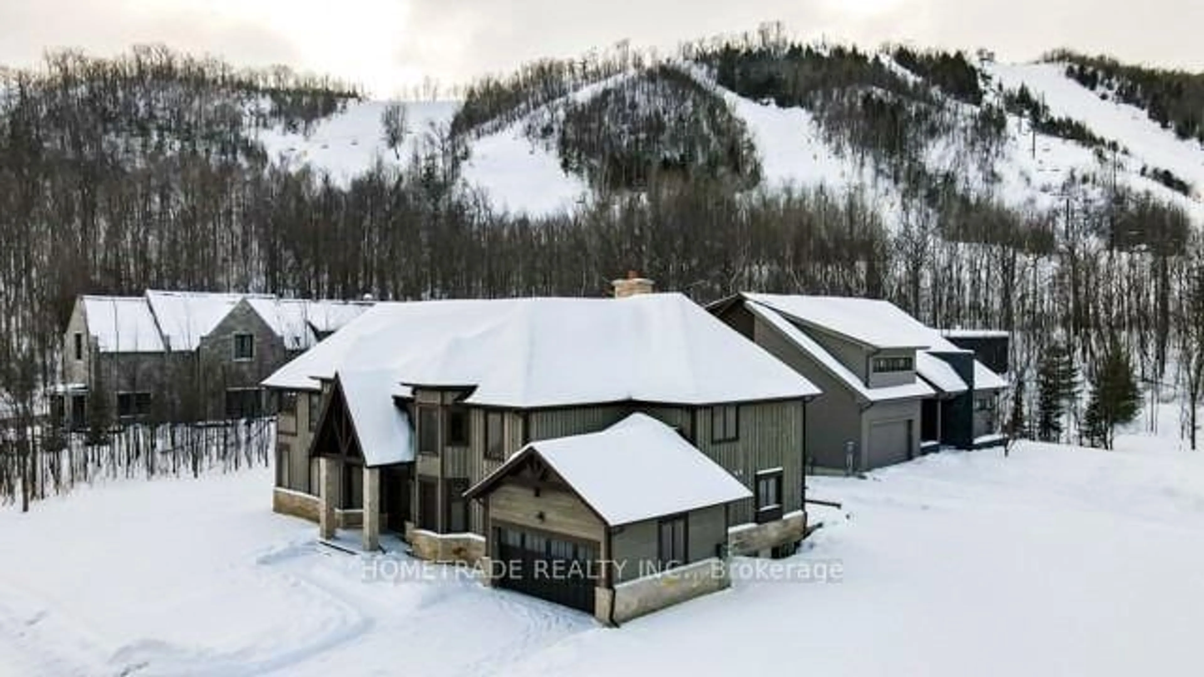 A pic from outside/outdoor area/front of a property/back of a property/a pic from drone, mountain view for 102 Hemlock Crt, Blue Mountains Ontario L9Y 0T3