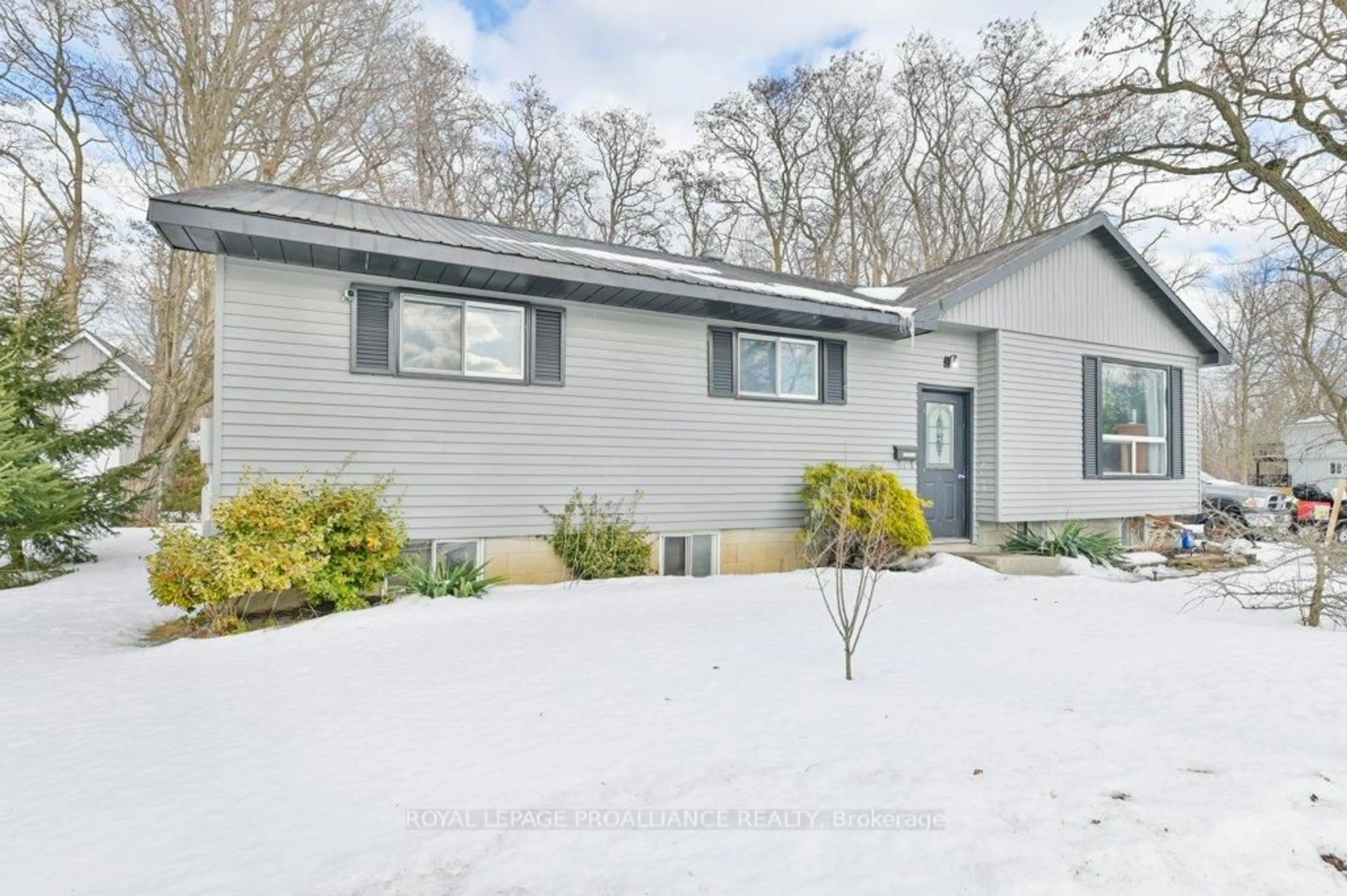 Home with vinyl exterior material, street for 27 Thurlow Queen St, Belleville Ontario K0K 2V0