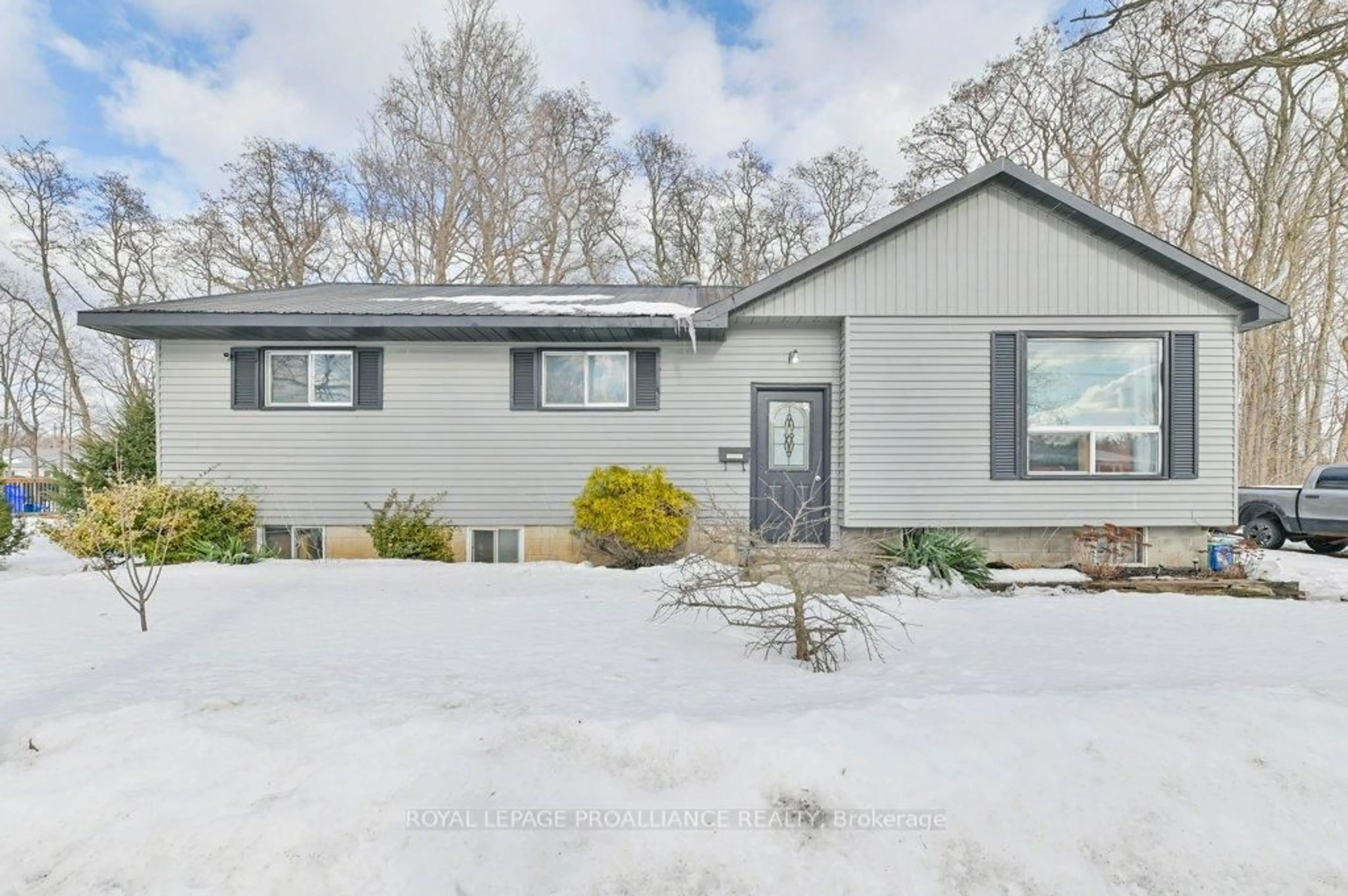 Home with vinyl exterior material, street for 27 Thurlow Queen St, Belleville Ontario K0K 2V0