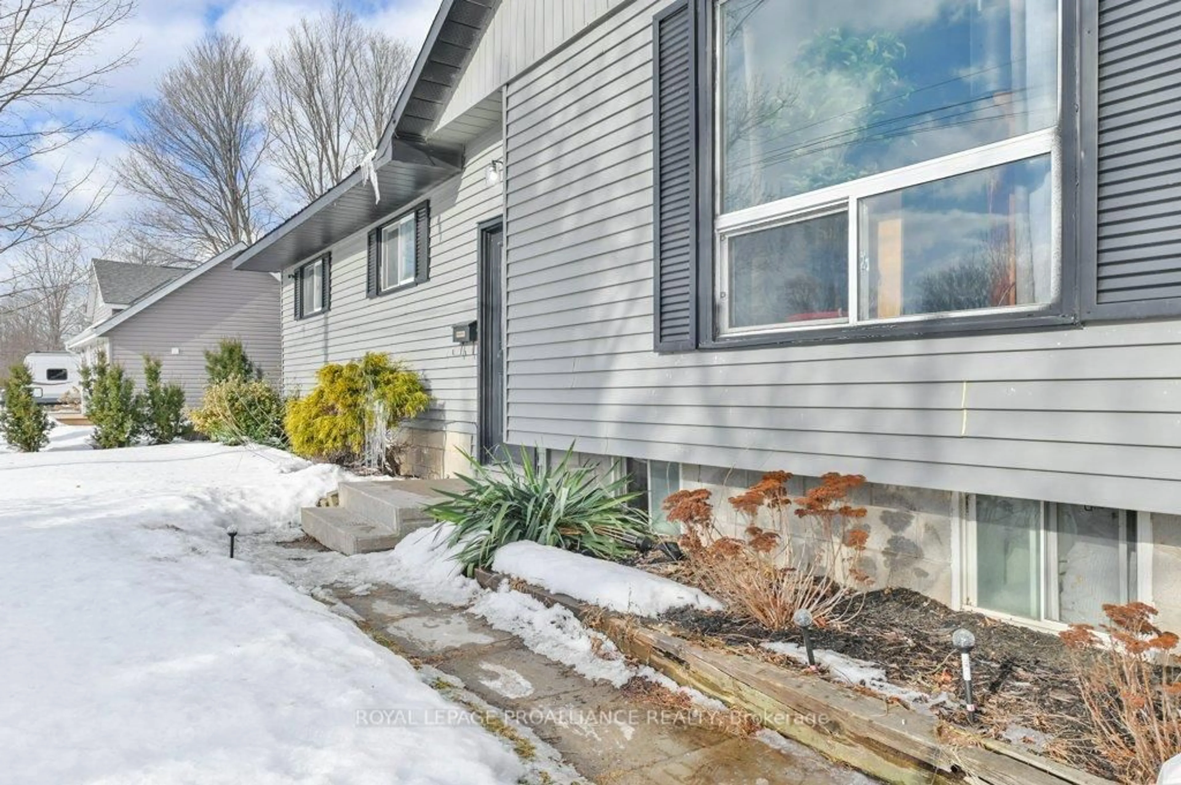 Home with vinyl exterior material, street for 27 Thurlow Queen St, Belleville Ontario K0K 2V0