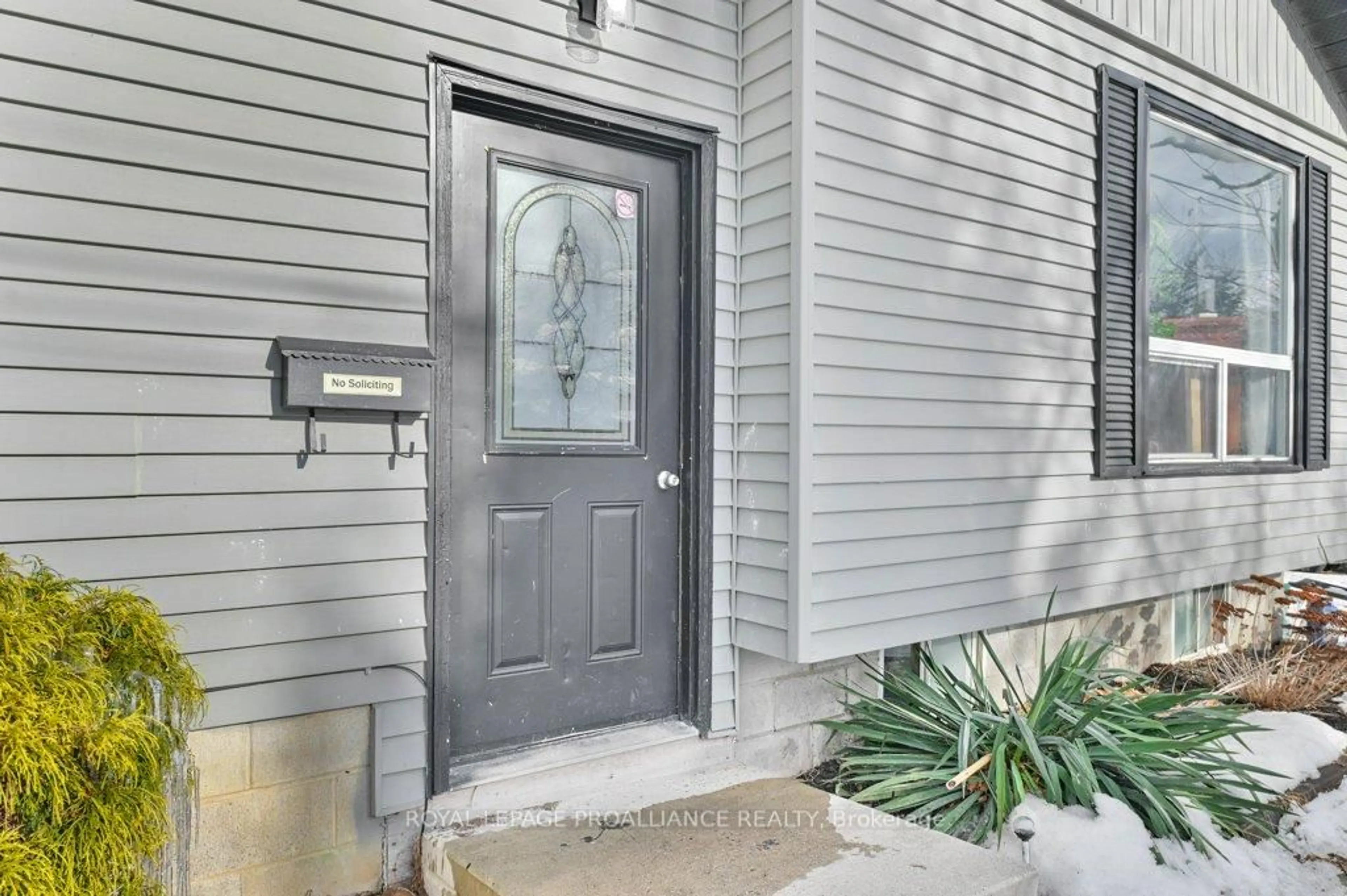 Indoor entryway for 27 Thurlow Queen St, Belleville Ontario K0K 2V0