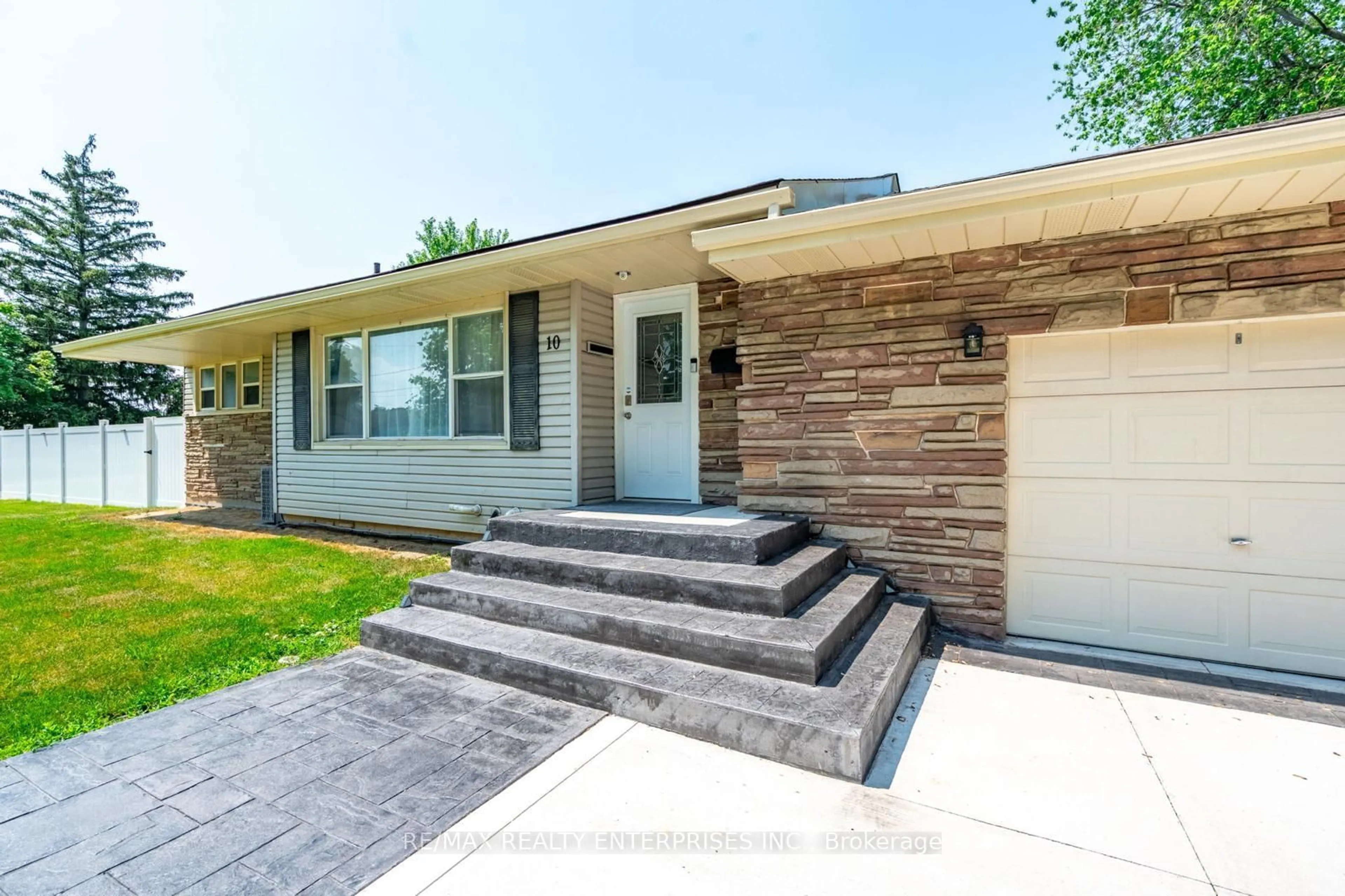 Home with brick exterior material, street for 10 Draper Dr, St. Catharines Ontario L2N 2Y5