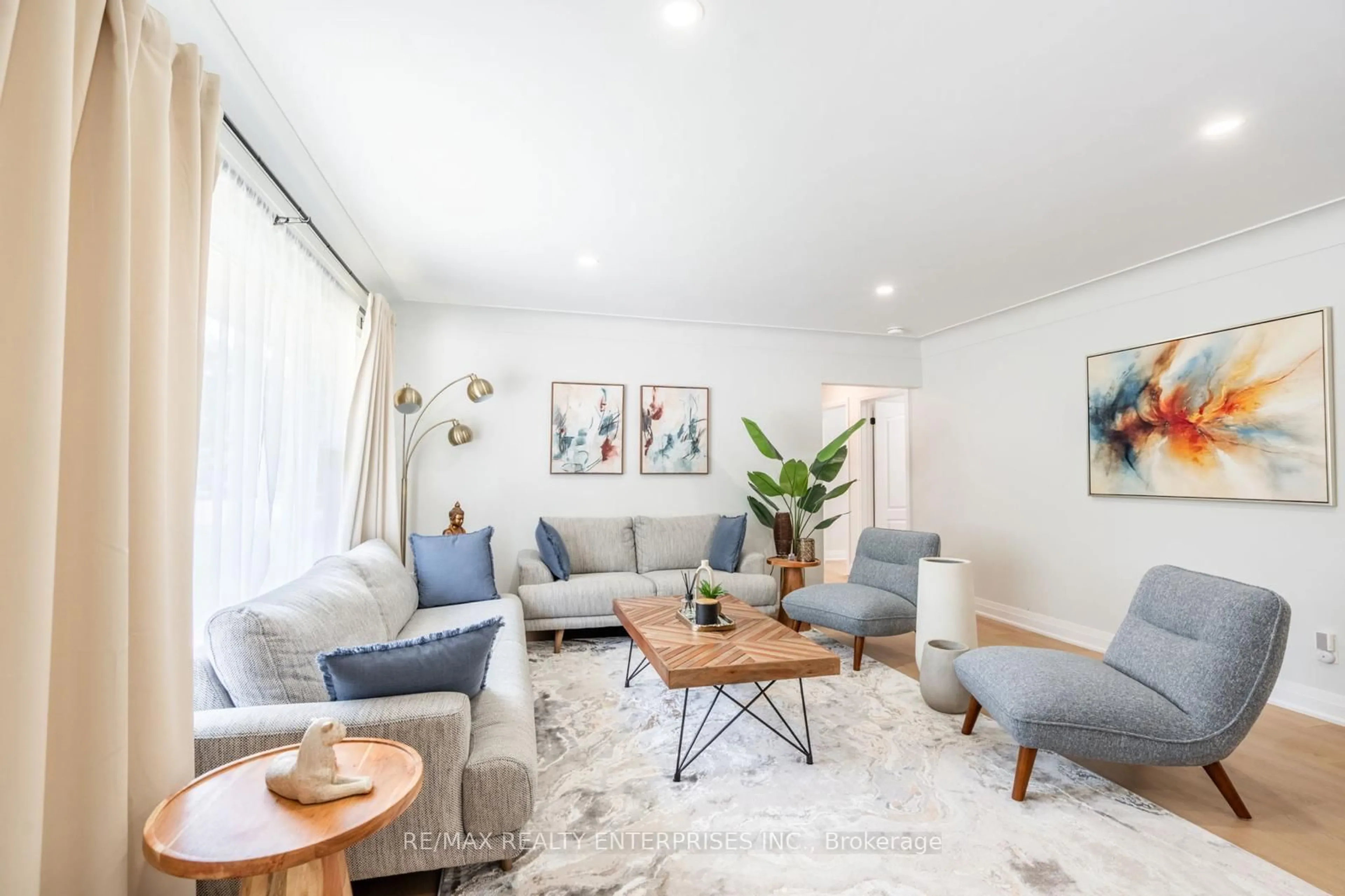 Living room with furniture, unknown for 10 Draper Dr, St. Catharines Ontario L2N 2Y5