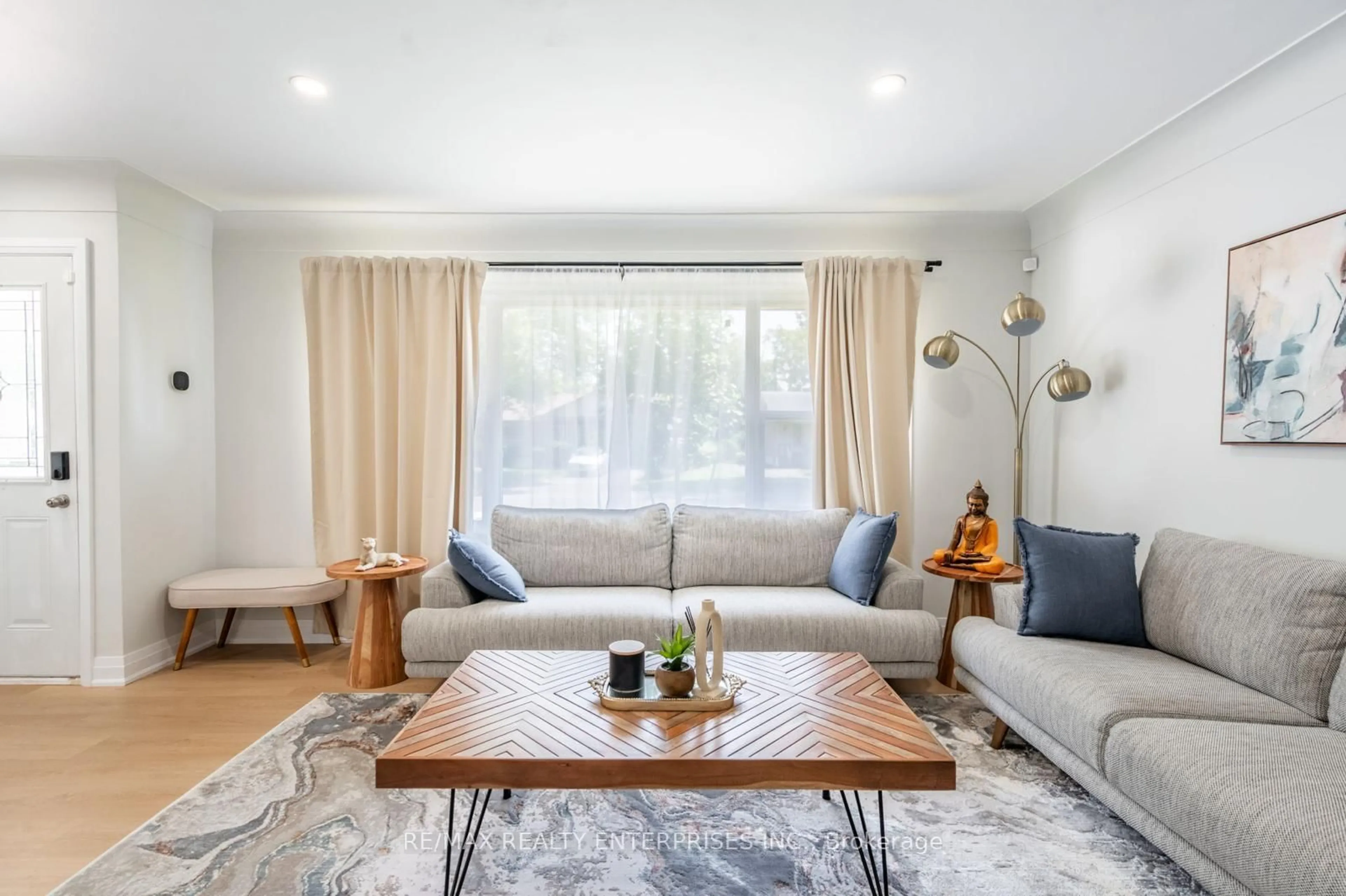 Living room with furniture, wood/laminate floor for 10 Draper Dr, St. Catharines Ontario L2N 2Y5