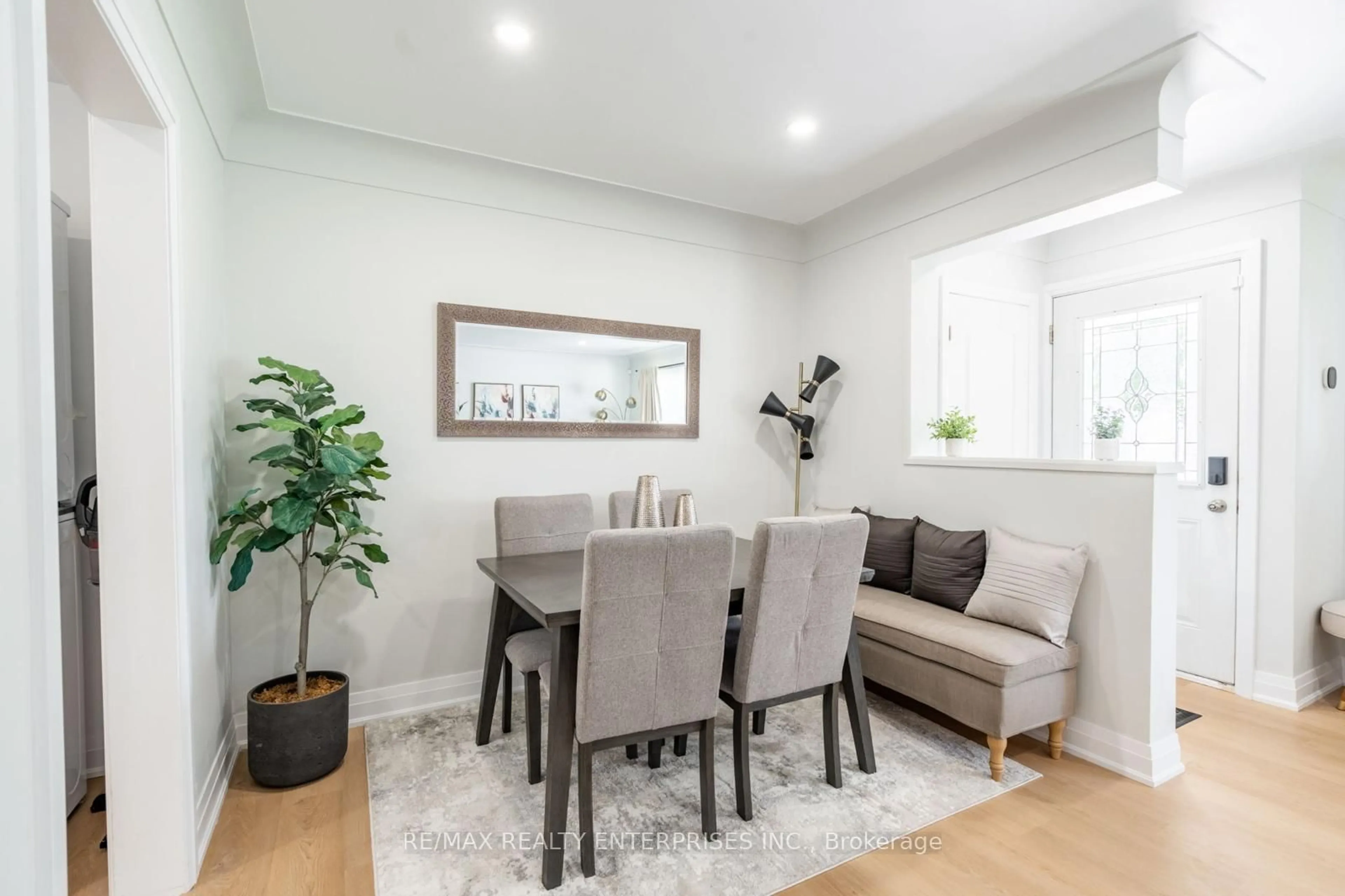 Dining room, wood/laminate floor for 10 Draper Dr, St. Catharines Ontario L2N 2Y5