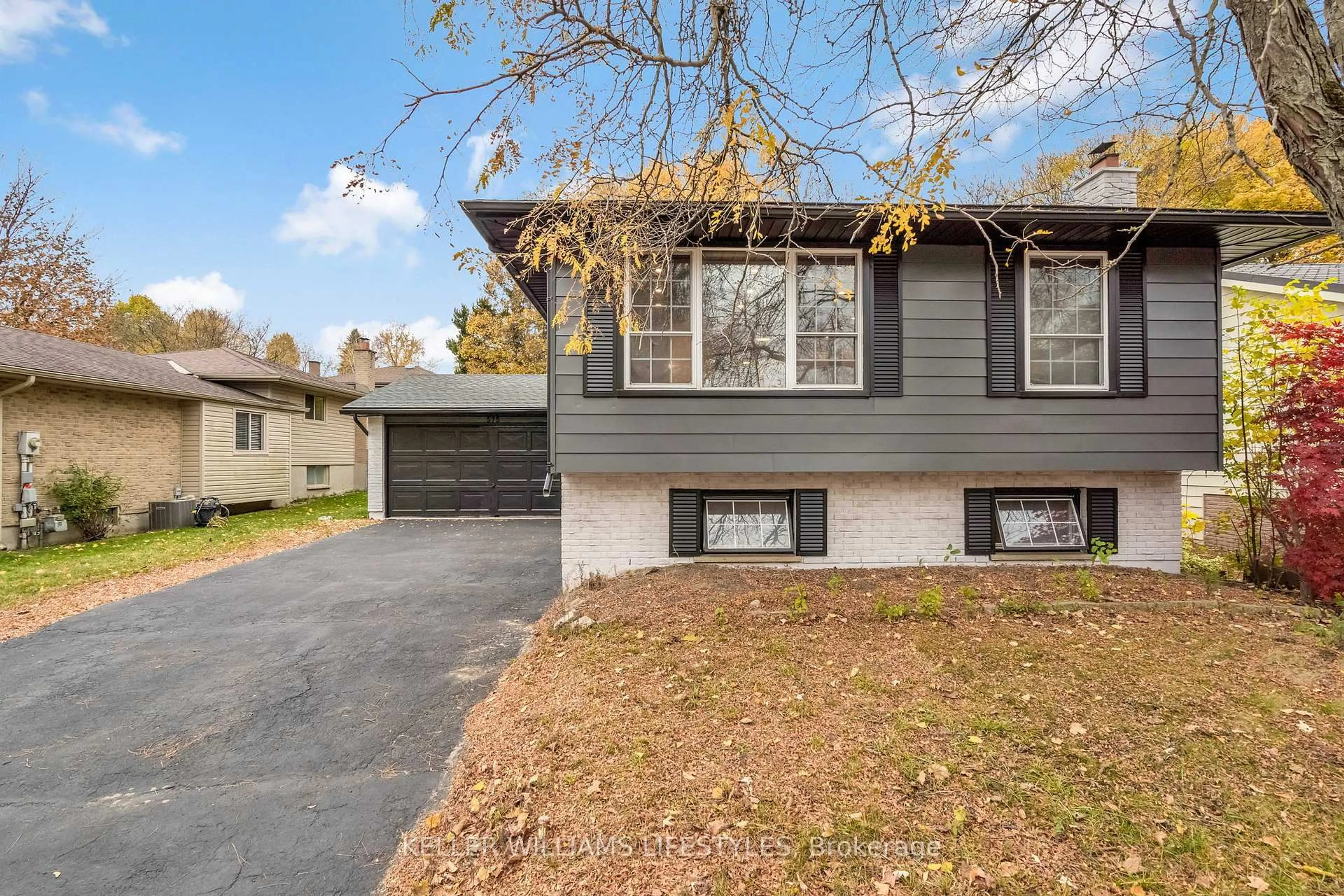 Home with vinyl exterior material, street for 575 Grand View Ave, London South Ontario N6K 3E9