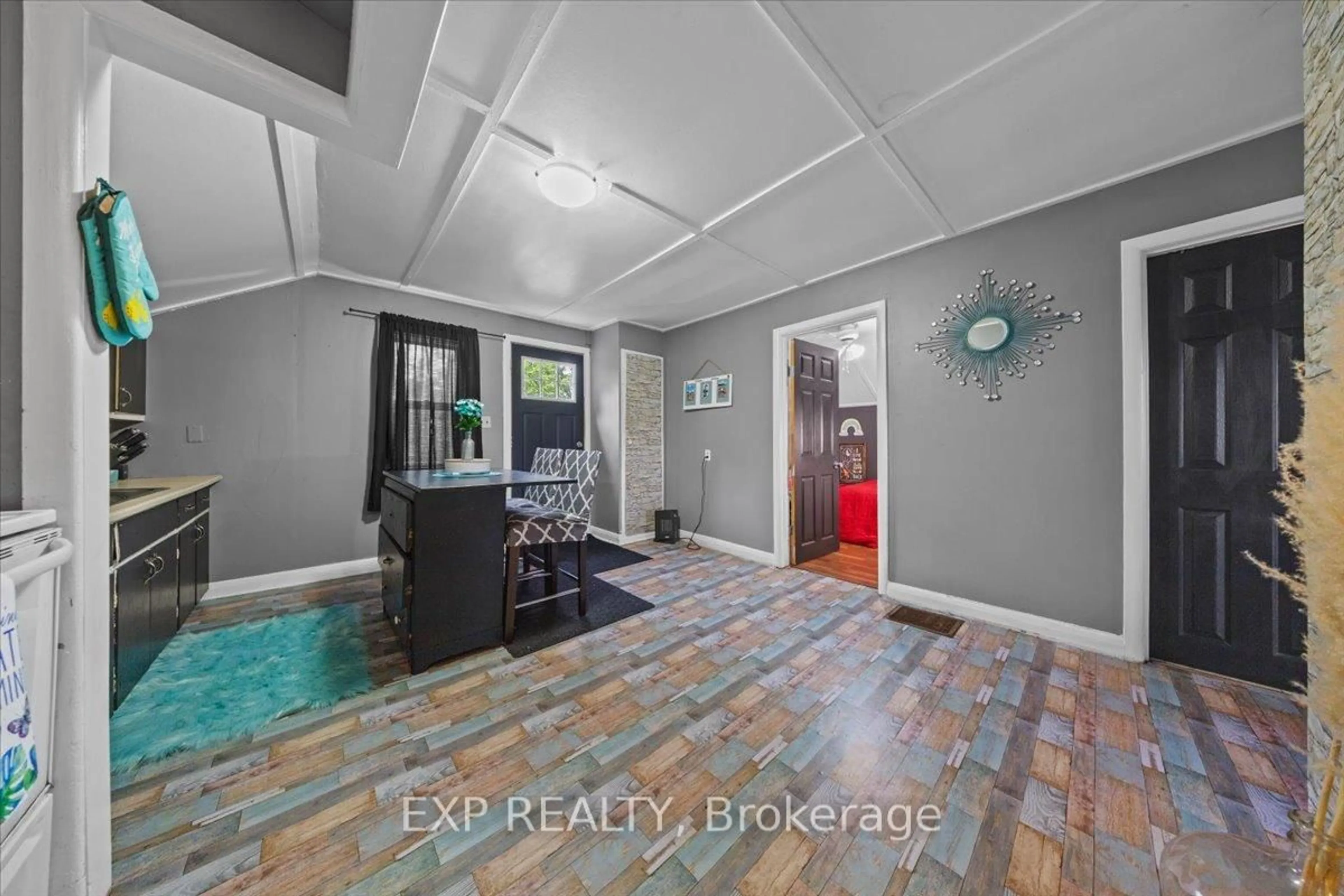 Indoor entryway for 18 Delhi St, Brockville Ontario K6V 4H3