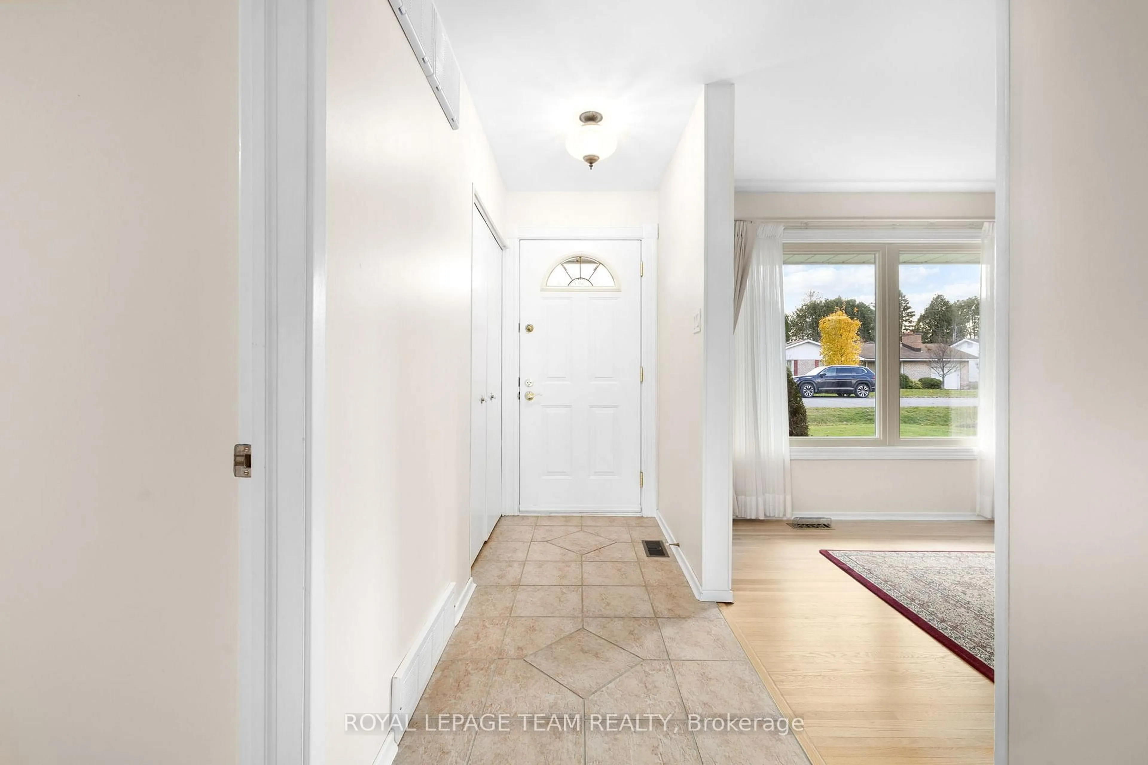 Indoor entryway for 11 Cherrywood Dr, Ottawa Ontario K2H 6H1
