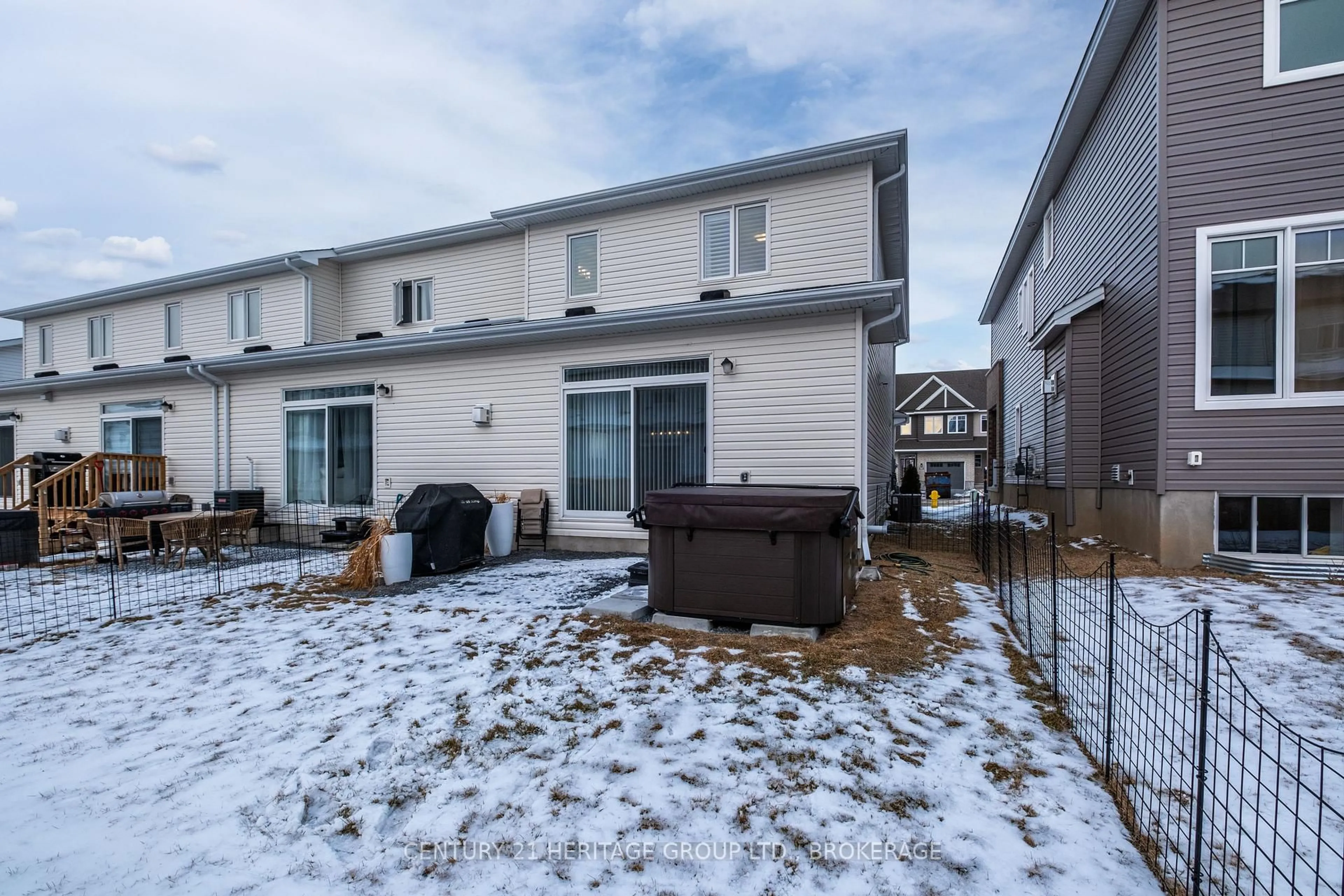 A pic from outside/outdoor area/front of a property/back of a property/a pic from drone, street for 1516 SCARLET St, Kingston Ontario K7K 0H6