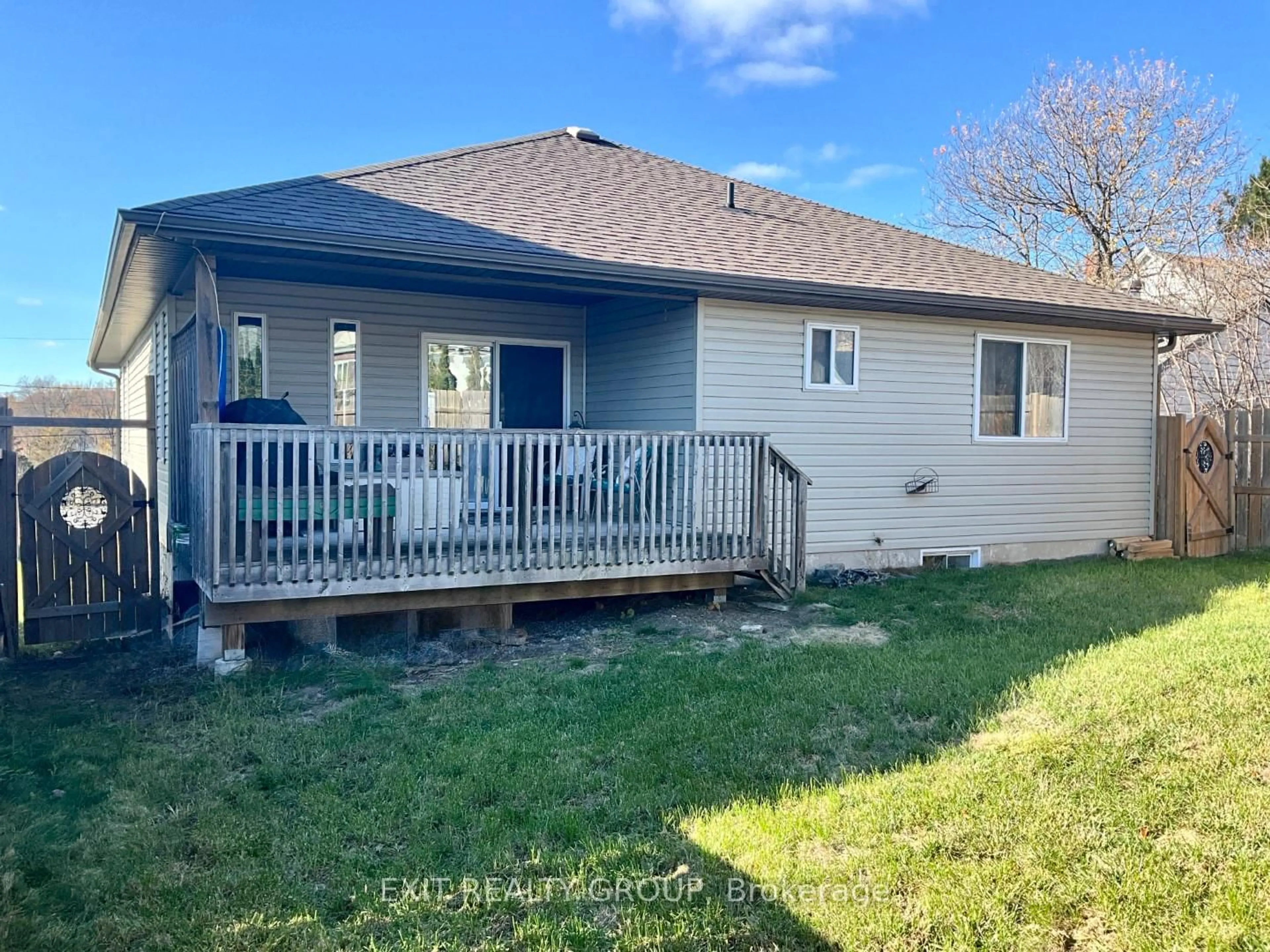 Home with vinyl exterior material, water/lake/river/ocean view for 354 Riverside Pkwy, Hastings Ontario K0K 2C0