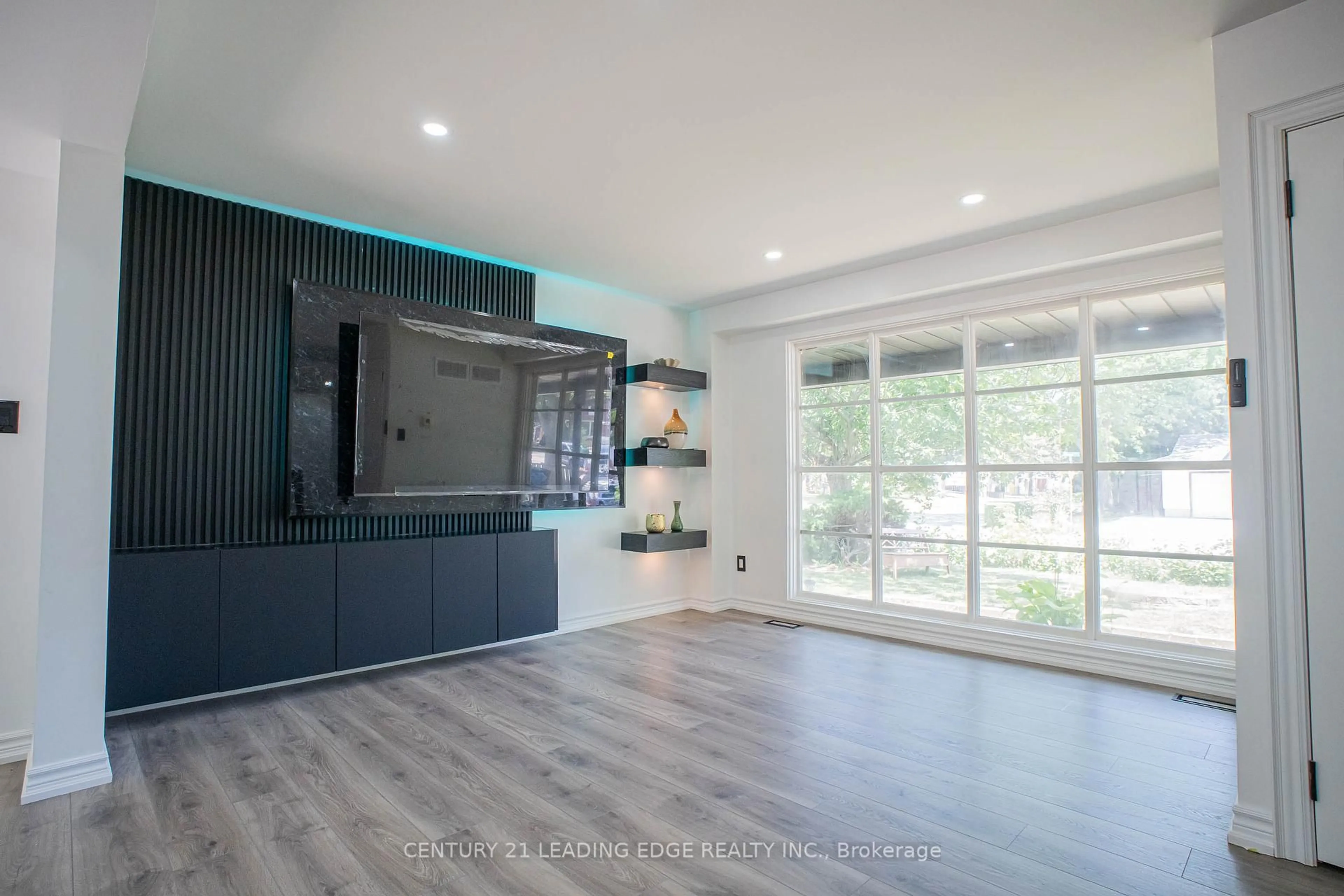 Home theater for 77 Elford Cres, Hamilton Ontario L8K 5K8