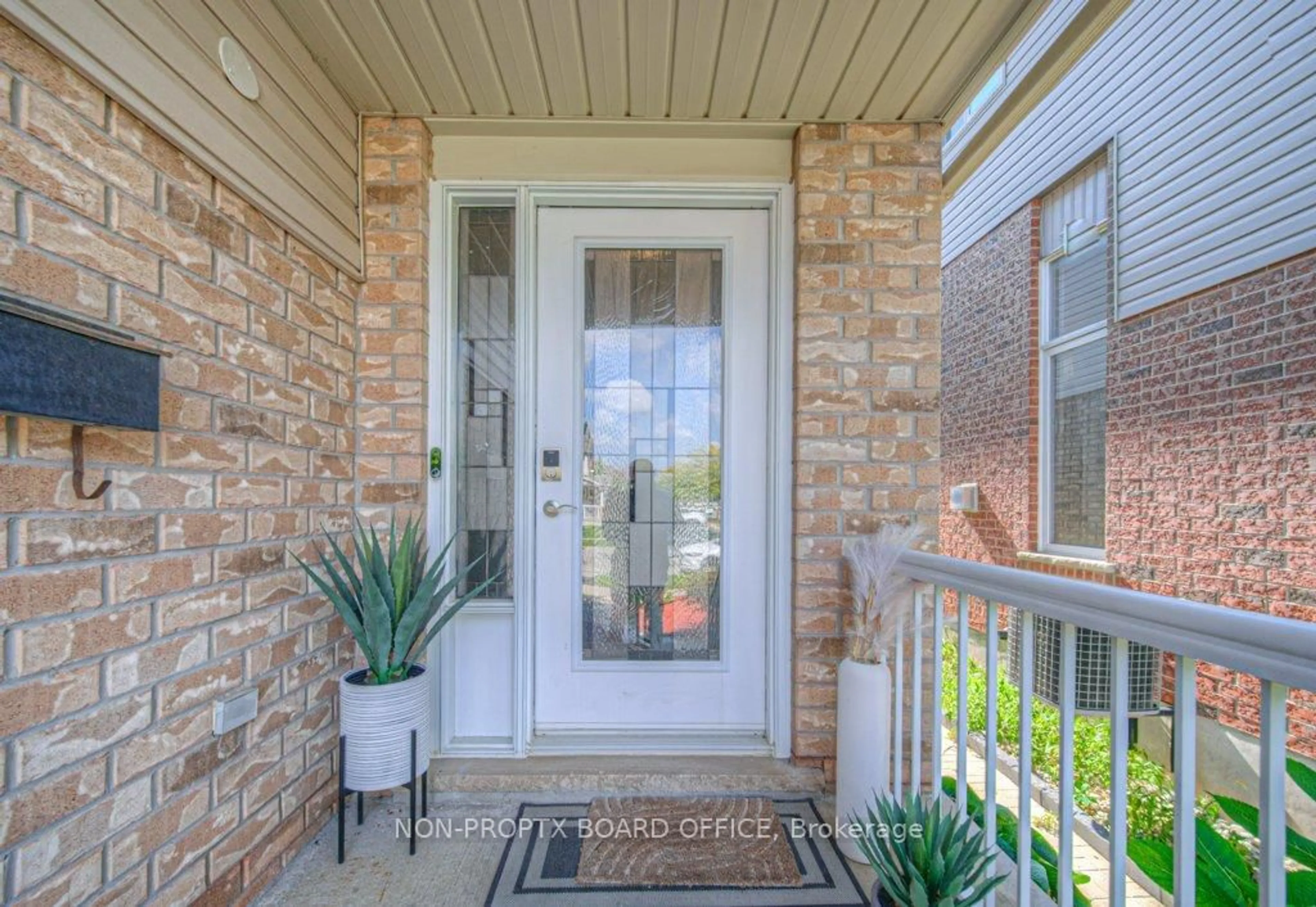 Indoor entryway for 220 Sienna Cres, Kitchener Ontario N2R 1T4