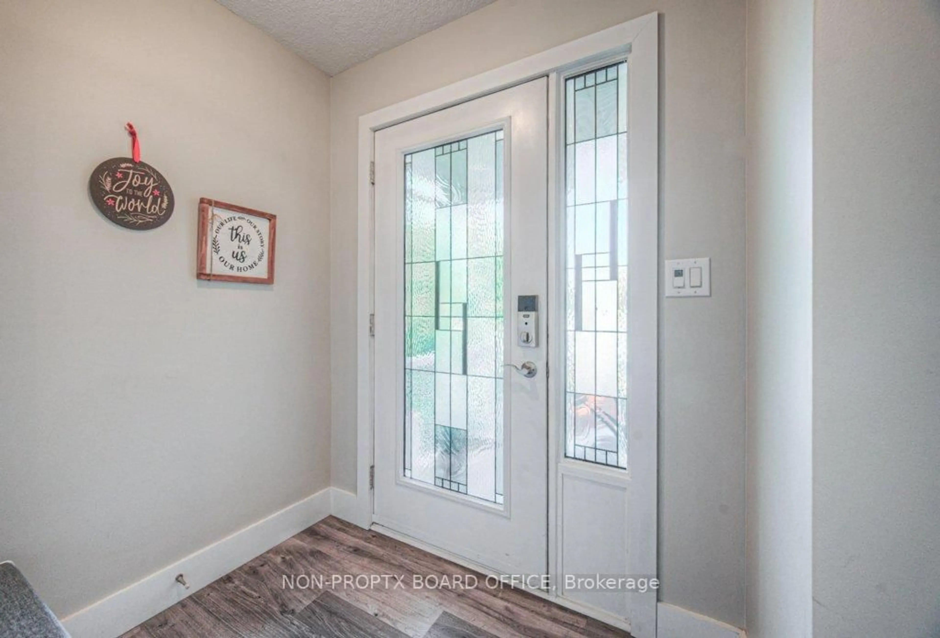 Indoor entryway for 220 Sienna Cres, Kitchener Ontario N2R 1T4