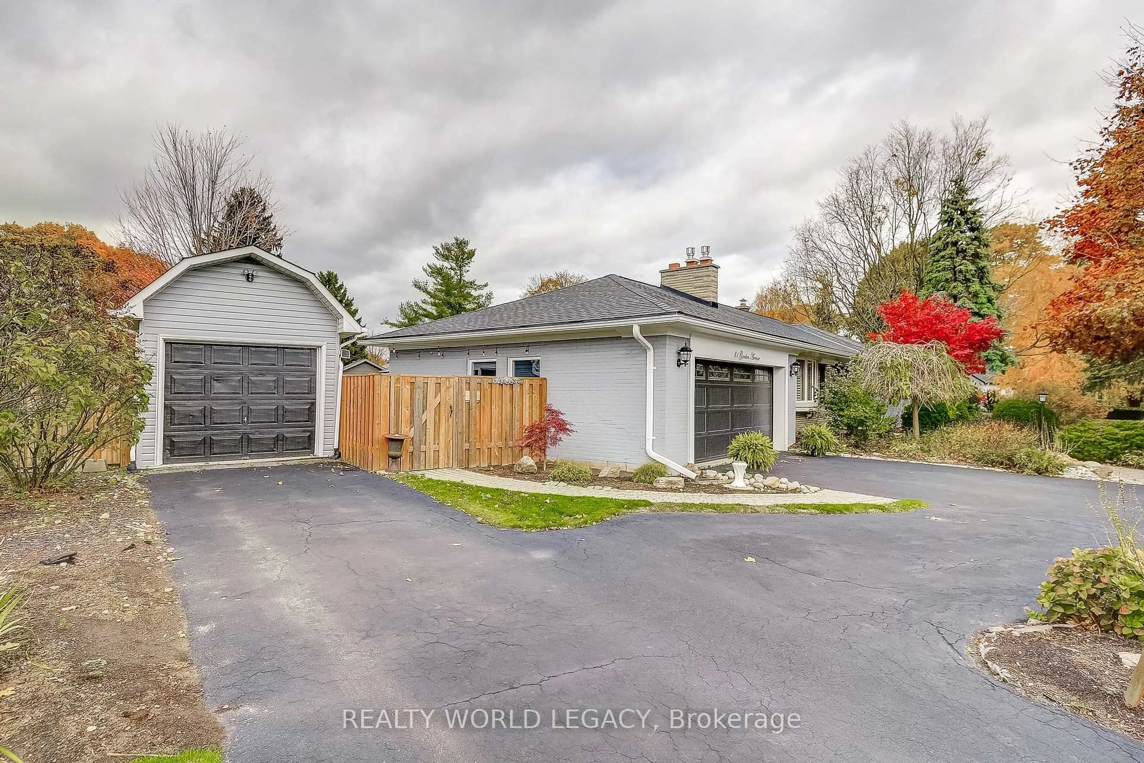 A pic from outside/outdoor area/front of a property/back of a property/a pic from drone, street for 81 Garden Ave, Hamilton Ontario L9G 2J6