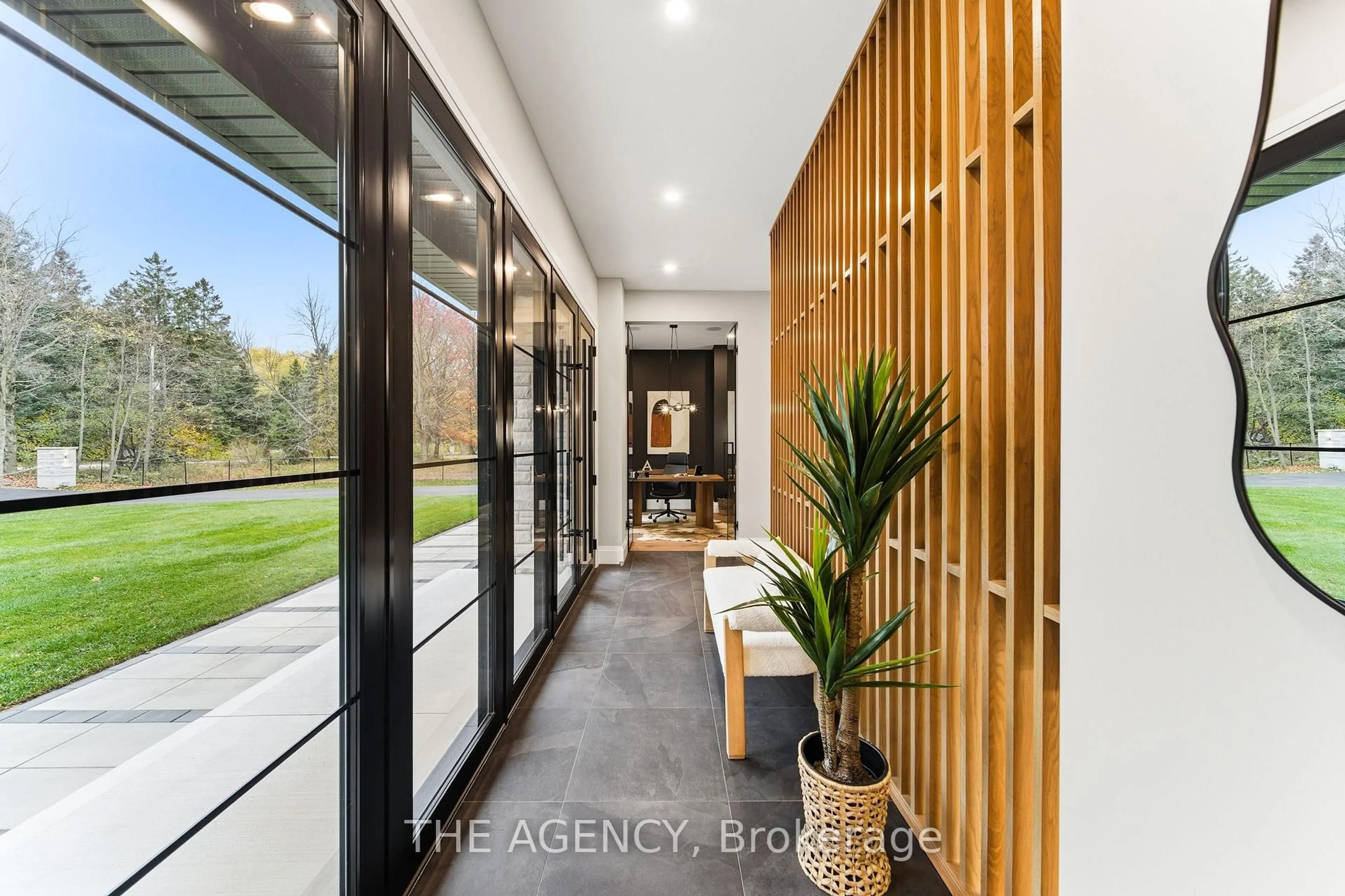 Indoor entryway for 7006 Concession Rd 4, Puslinch Ontario N0B 2J0