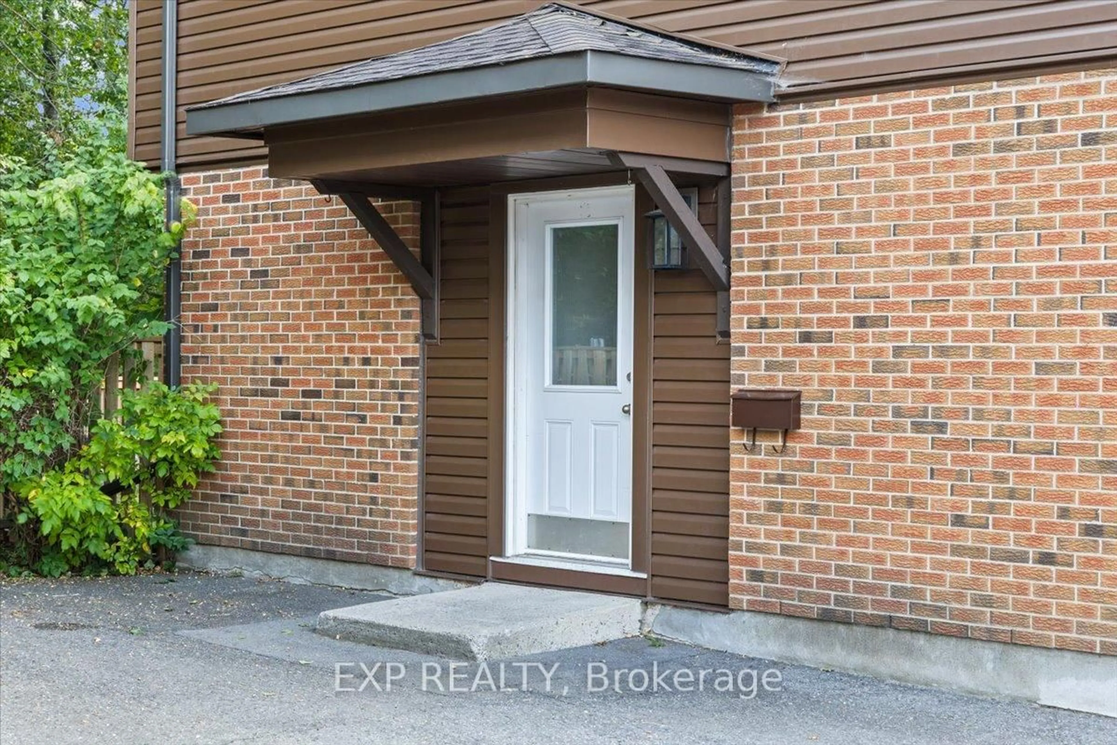 Indoor entryway for 3166 Stockton Dr, Gloucester Ontario K1T 1S1