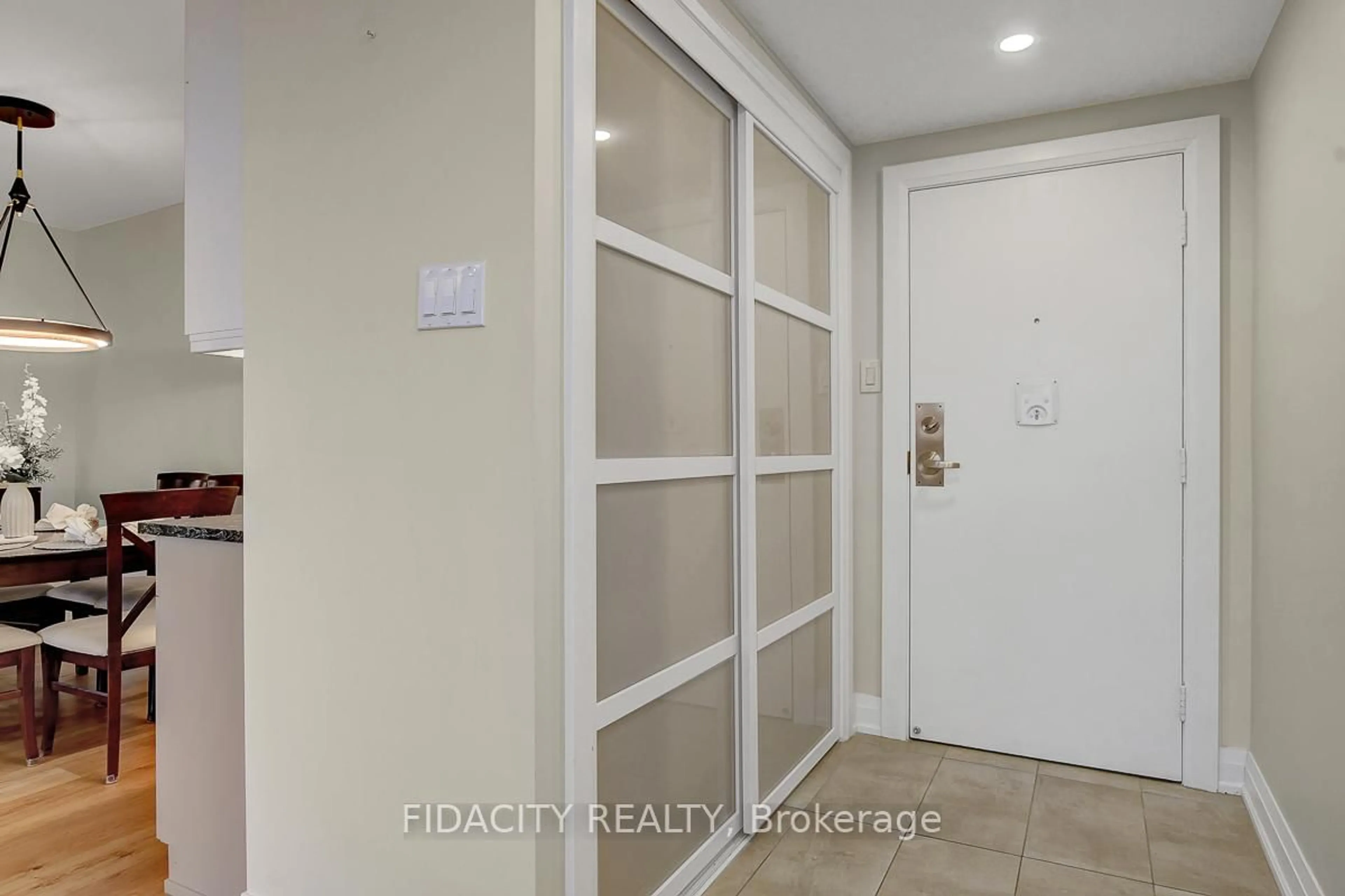 Indoor entryway for 1195 Richmond Rd #908, Ottawa Ontario K2B 8E4