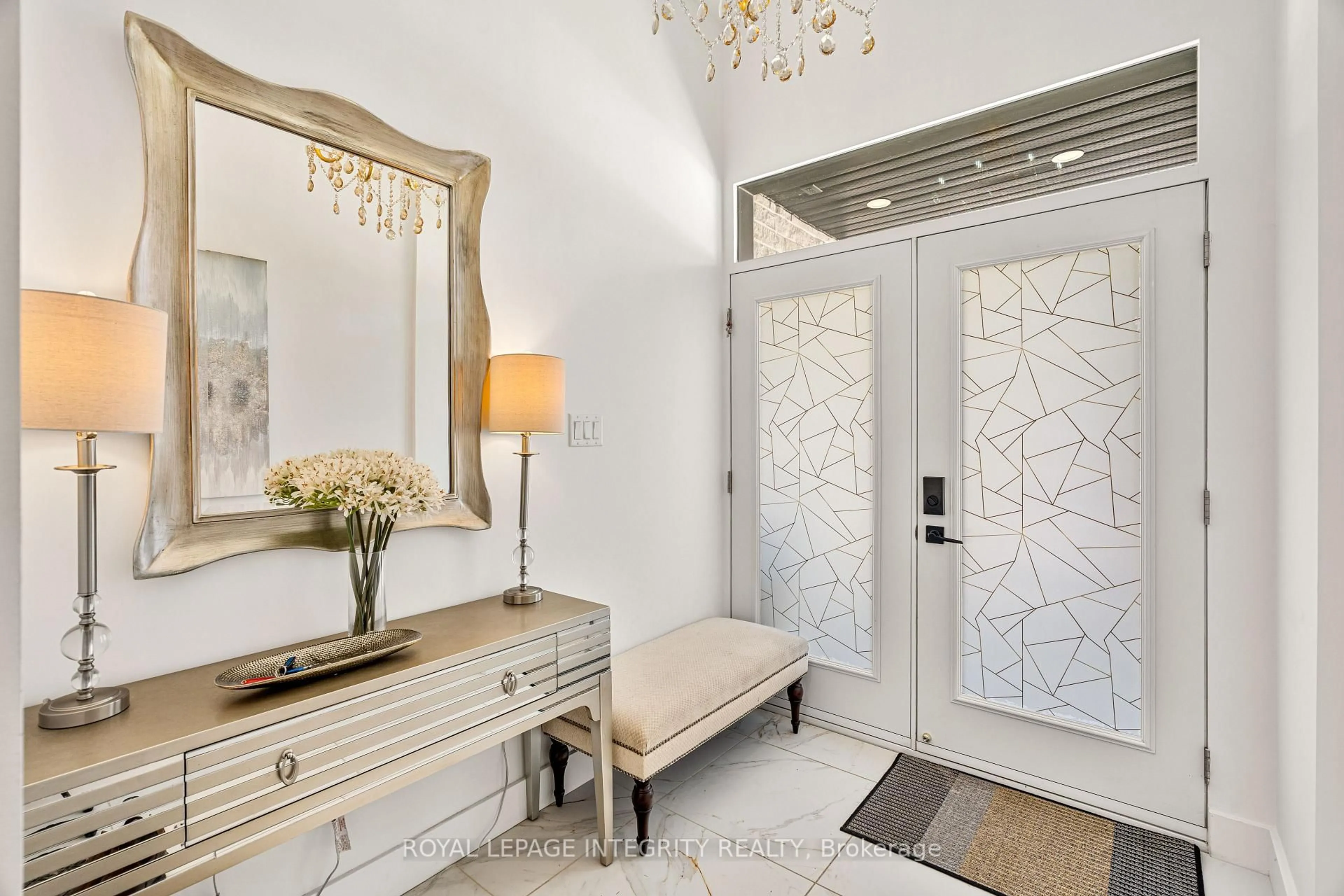 Indoor entryway for 266 Currell Ave, Ottawa Ontario K1Z 7J6