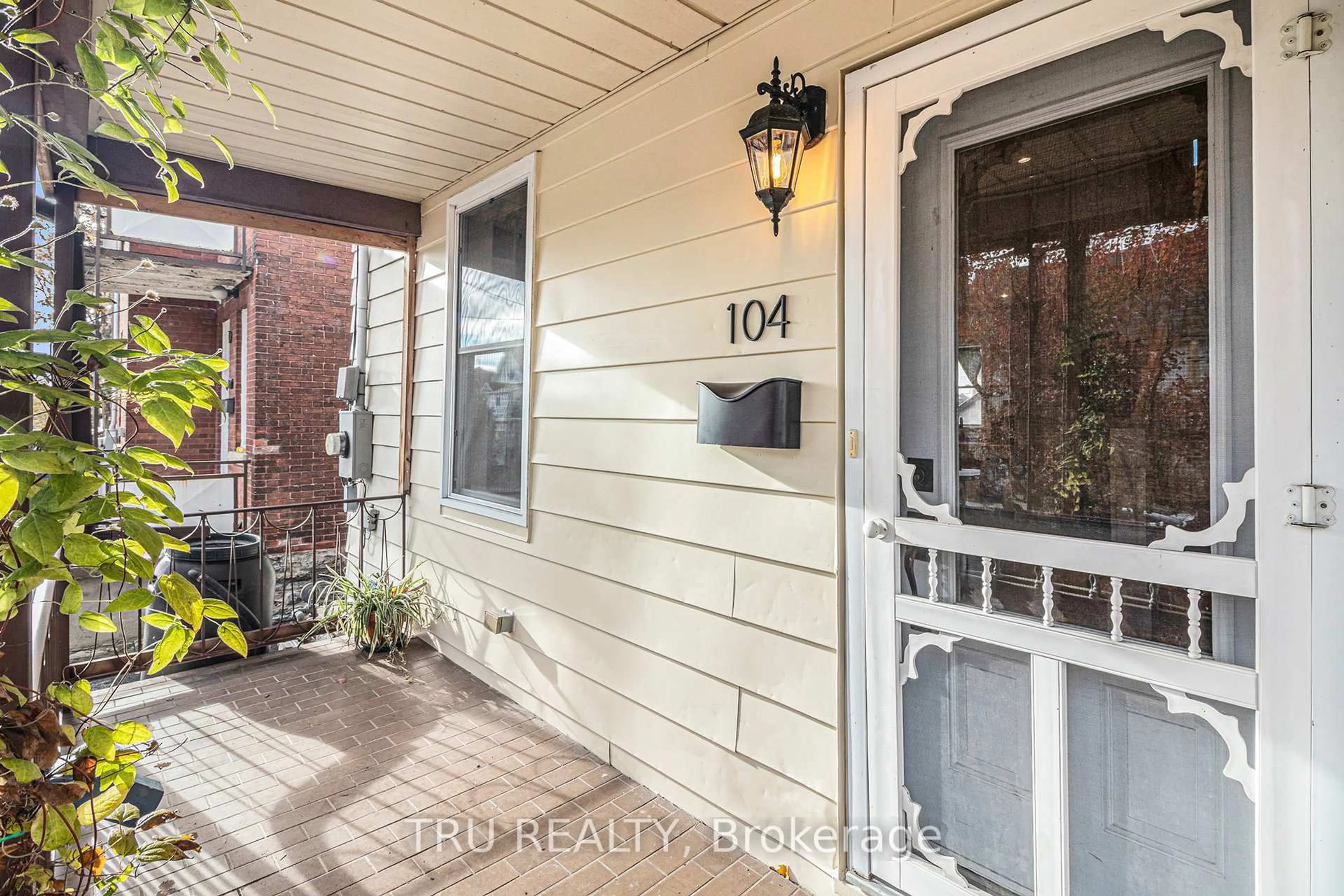 Indoor entryway for 104 Arthur St, Rockland Ontario K1K 1C4