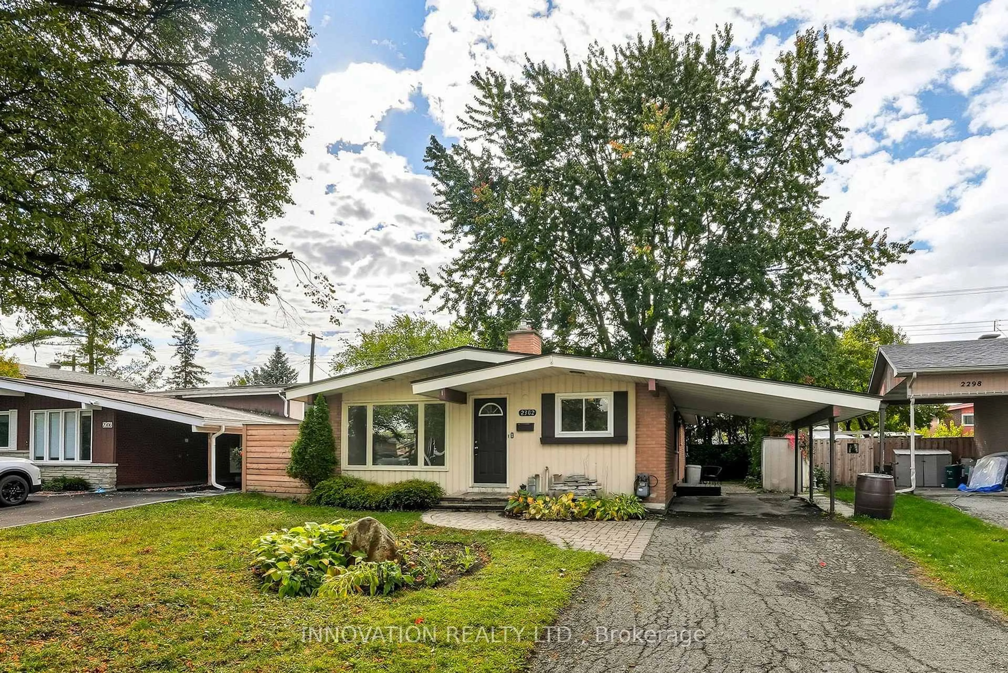 Home with vinyl exterior material, street for 2302 Horton St, Ottawa Ontario K1G 3E8