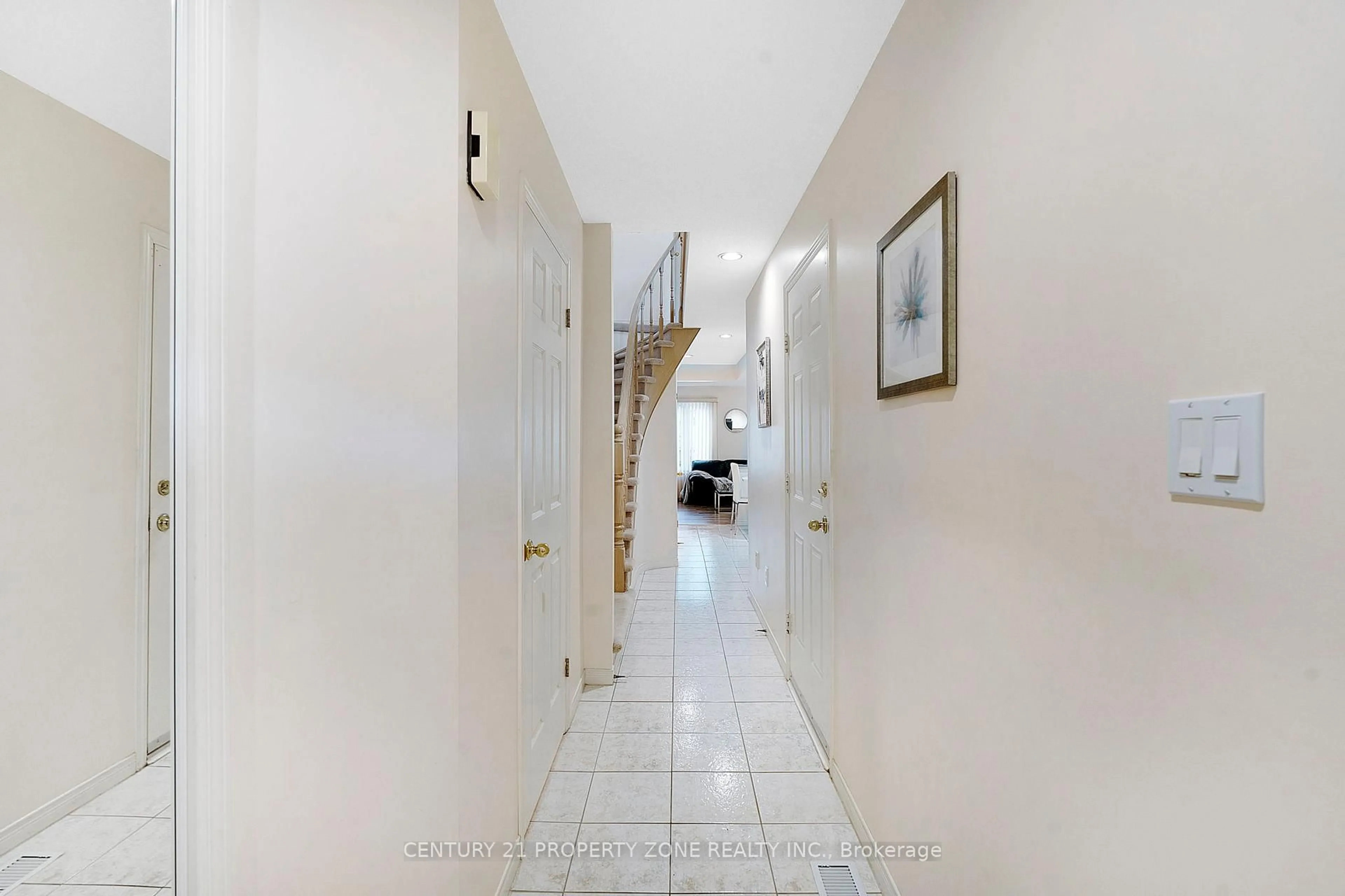 Indoor foyer for 1809 Upper Wentworth St #2, Hamilton Ontario L9B 2R9