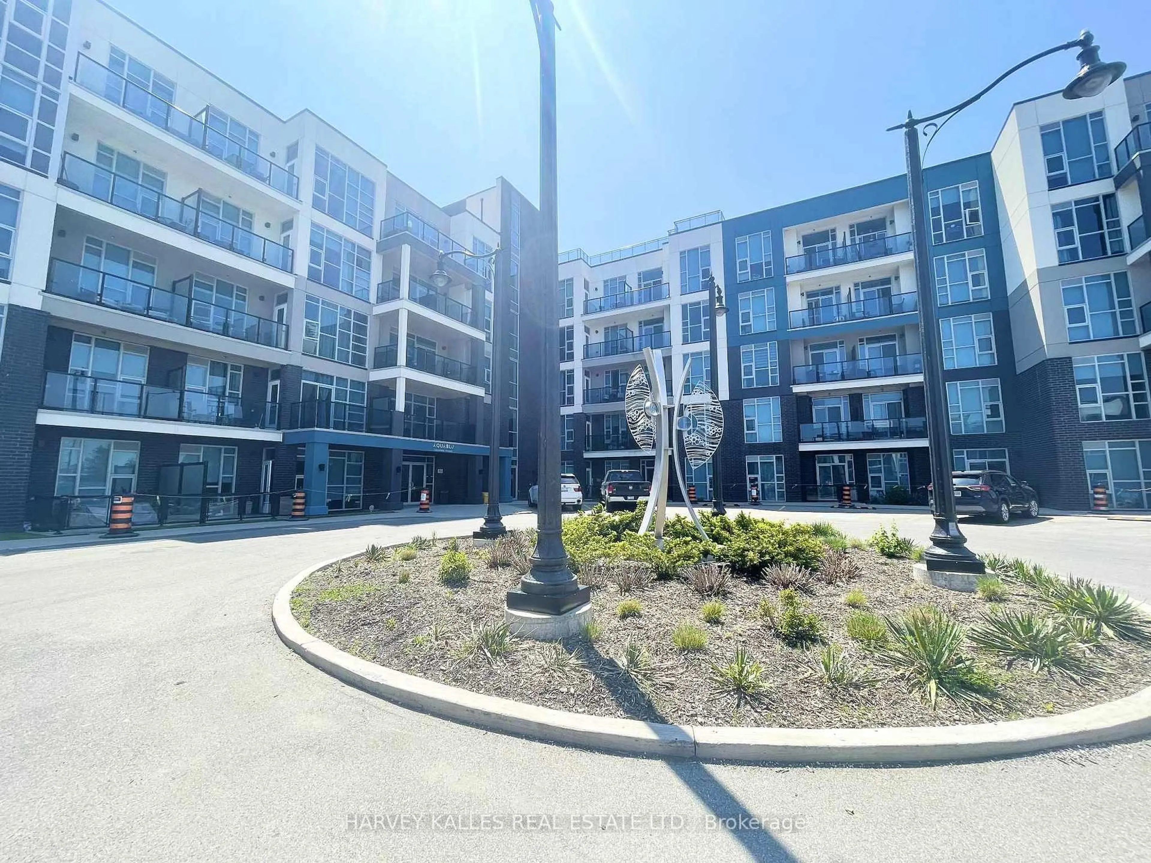 A pic from outside/outdoor area/front of a property/back of a property/a pic from drone, unknown for 10 Concord Pl #109, Grimsby Ontario L3M 0G6