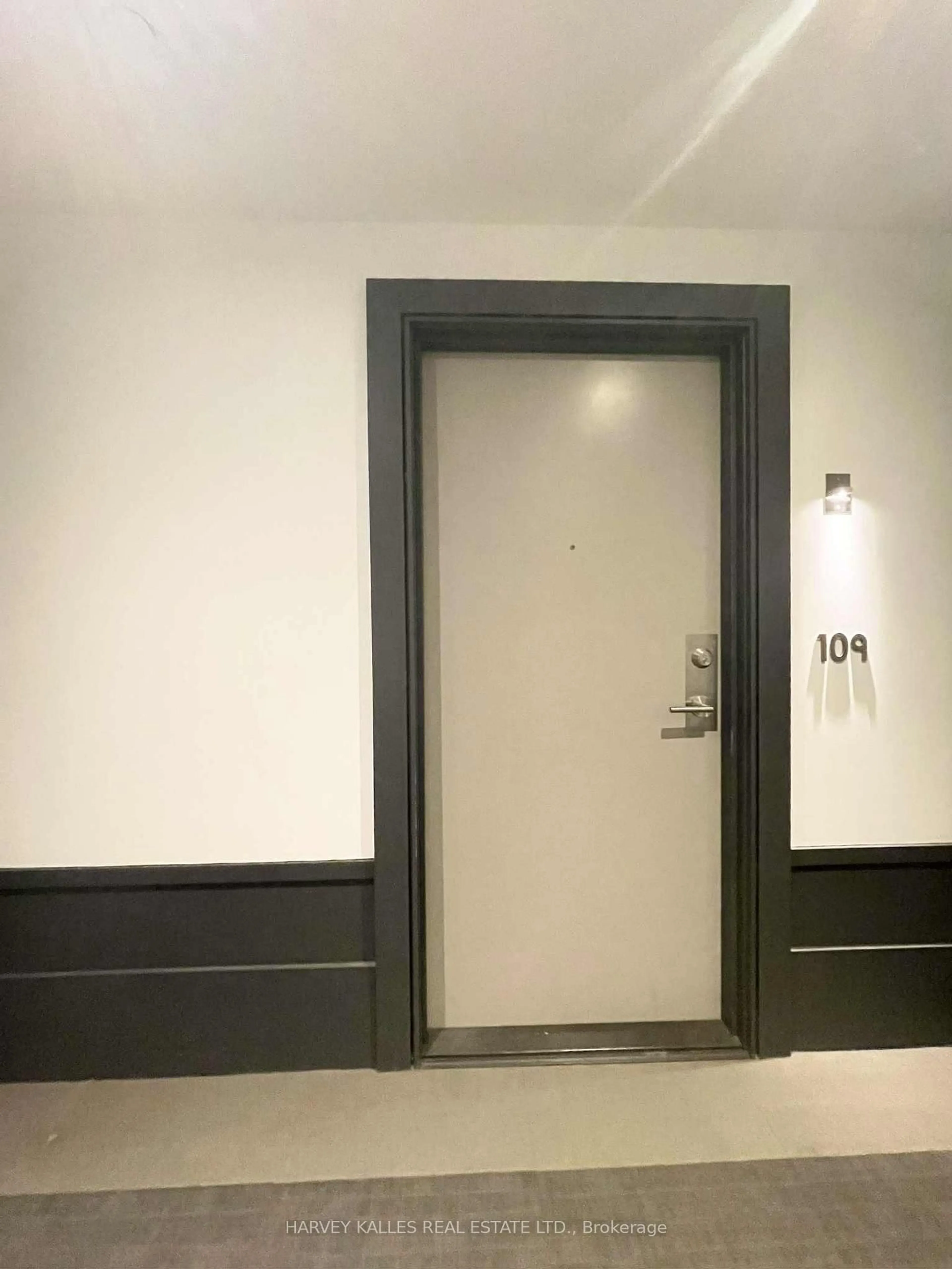 Indoor foyer for 10 Concord Pl #109, Grimsby Ontario L3M 0G6