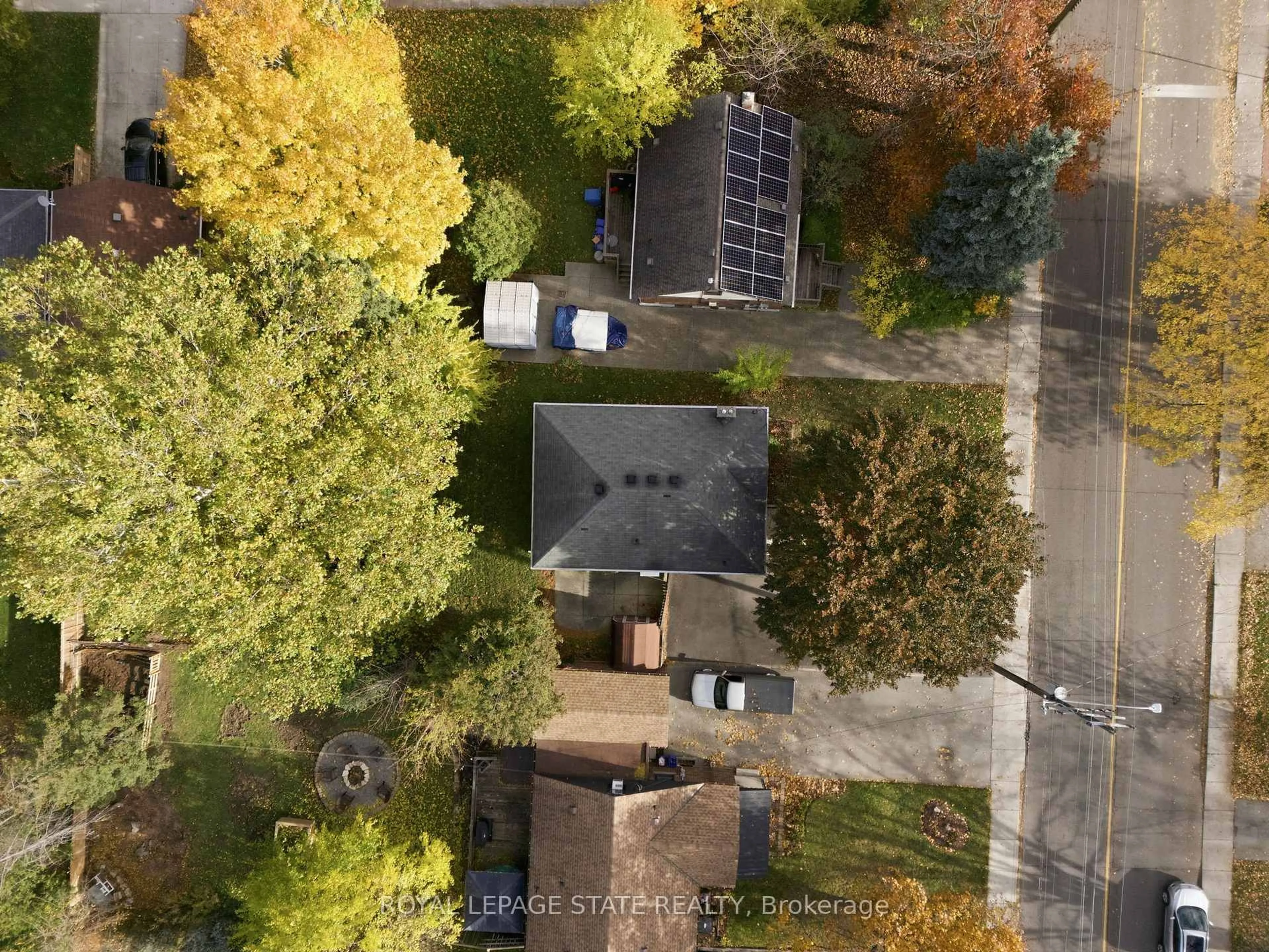 A pic from outside/outdoor area/front of a property/back of a property/a pic from drone, street for 298 Sanatorium Rd, Hamilton Ontario L9C 2A2