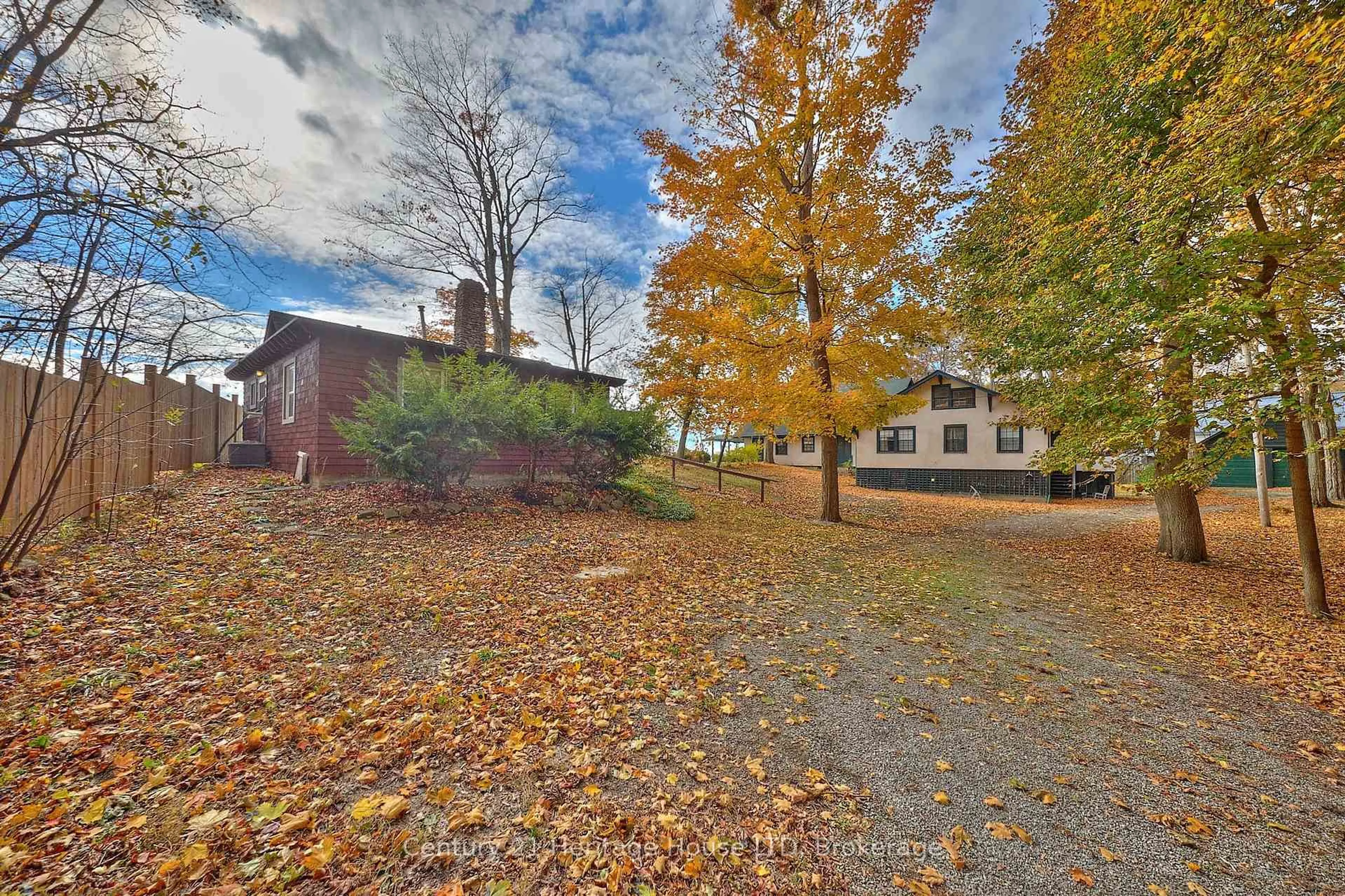A pic from outside/outdoor area/front of a property/back of a property/a pic from drone, unknown for 1033 FIRELANE 1 Rd, Port Colborne Ontario L3K 5V3