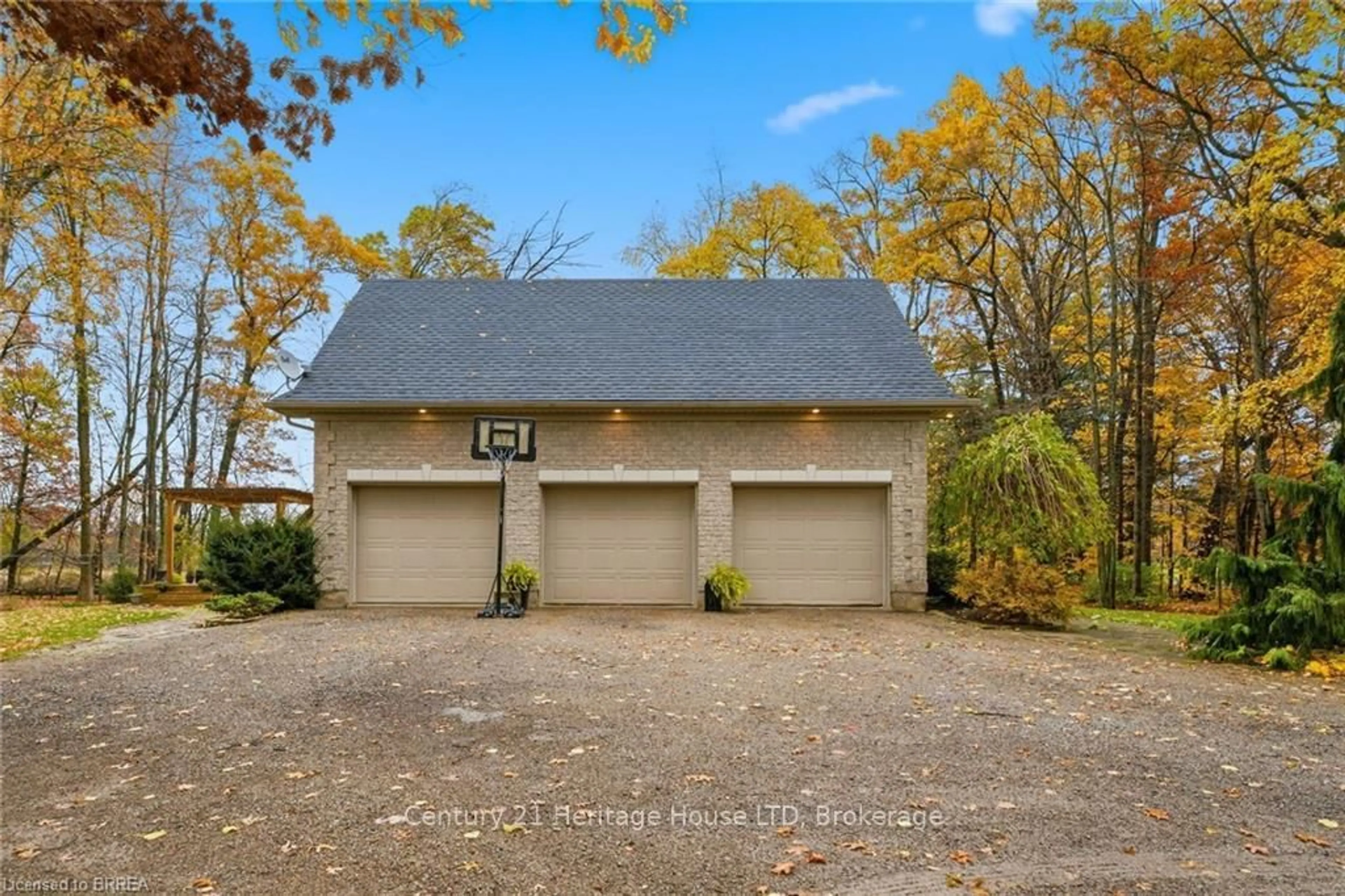 Indoor garage for 271 Windham 14 Rd, Norfolk Ontario N3Y 4K6