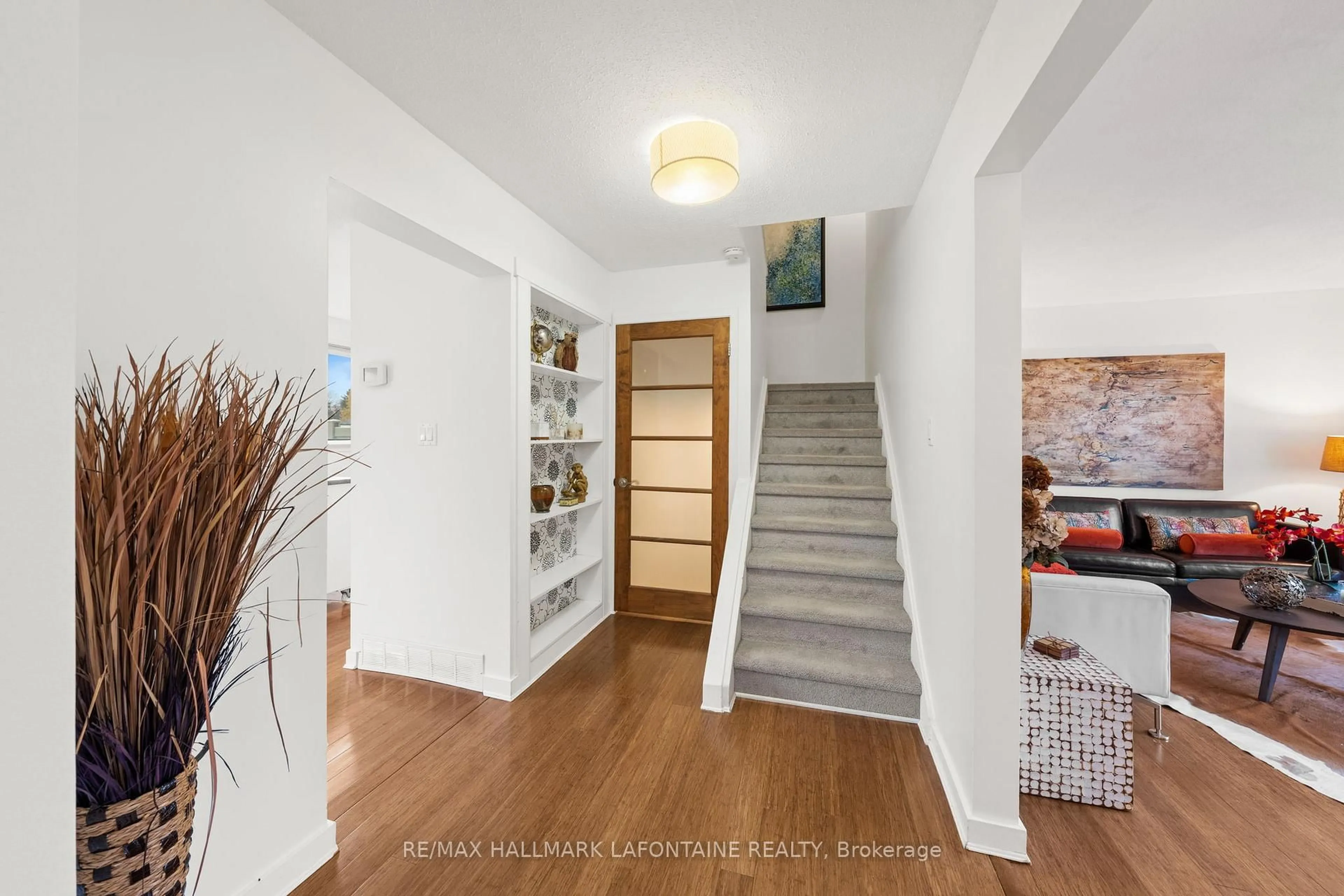 Indoor entryway for 303 Mockingbird Dr, Ottawa Ontario K1E 2A4