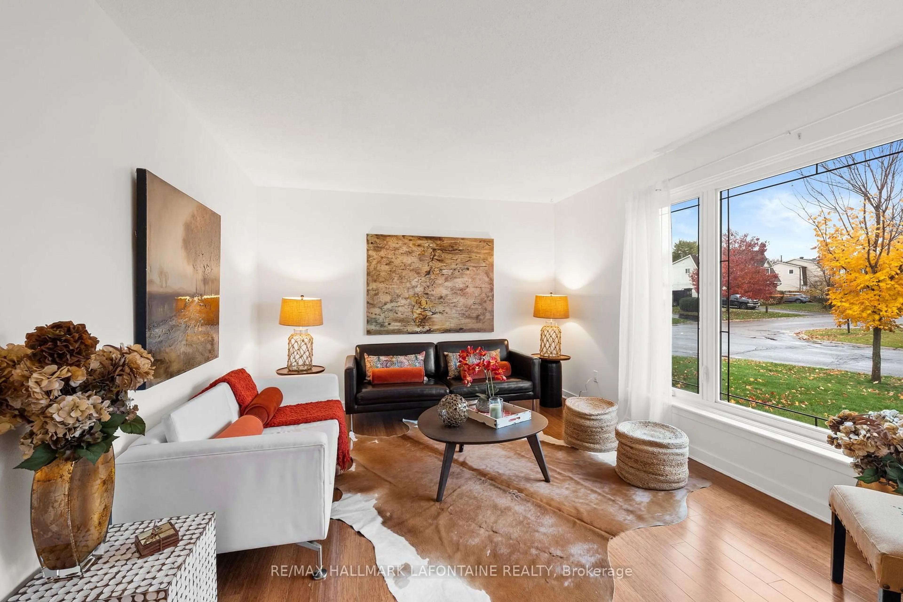 Living room with furniture, unknown for 303 Mockingbird Dr, Ottawa Ontario K1E 2A4