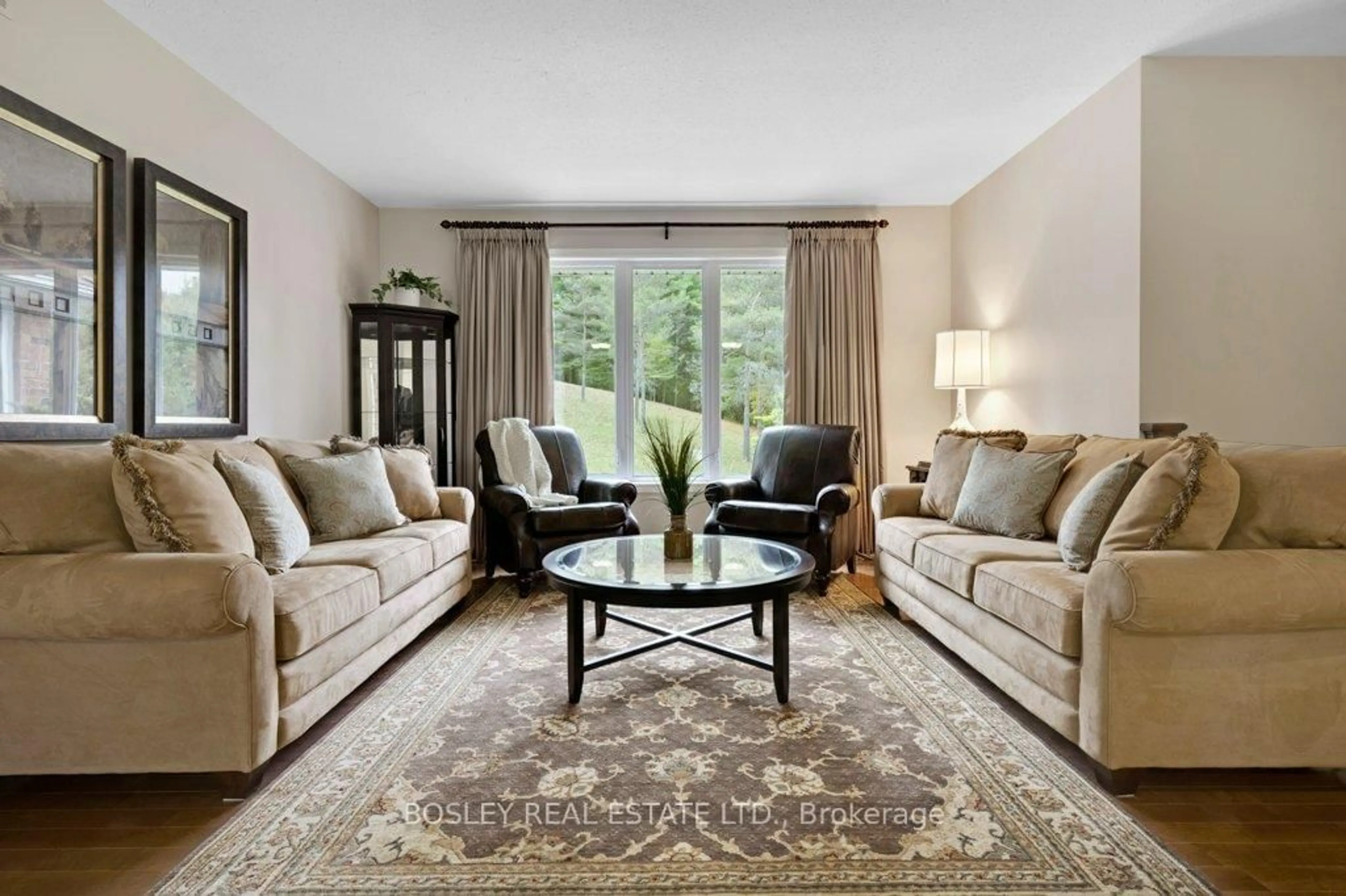 Living room with furniture, carpet floor for 226 Hume Rd, Puslinch Ontario N0B 2J0