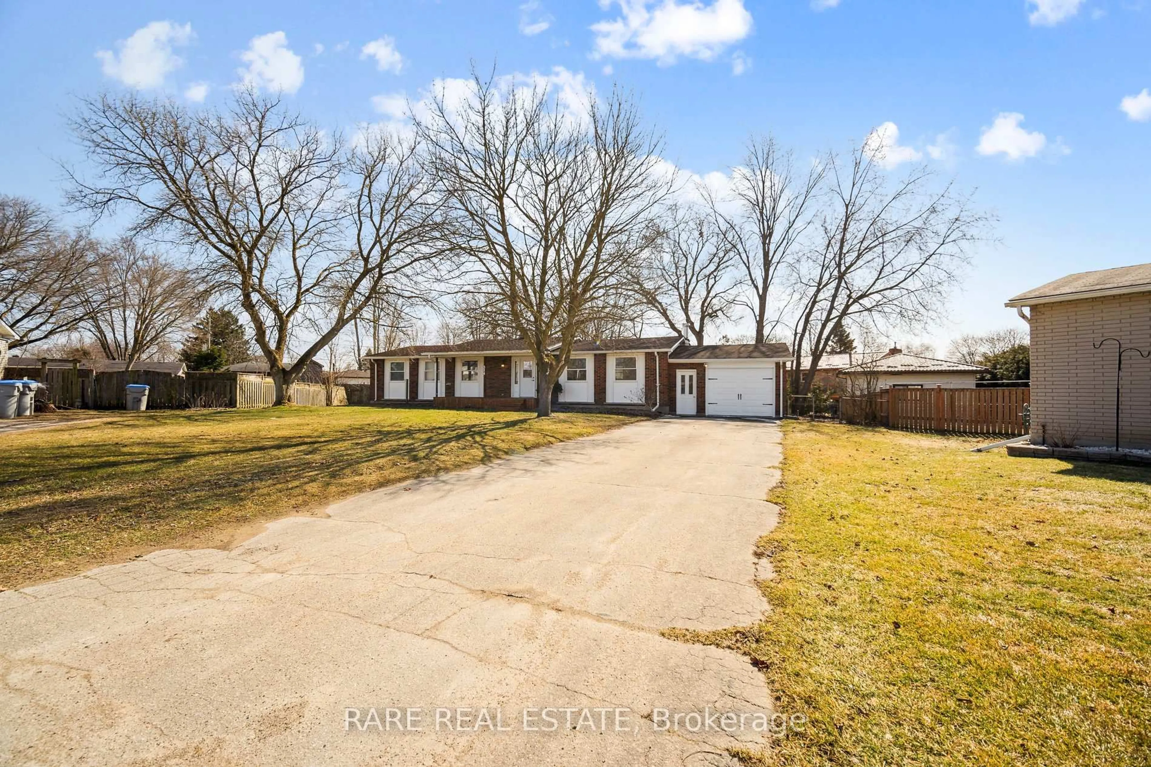 A pic from outside/outdoor area/front of a property/back of a property/a pic from drone, street for 314 Laughton Cres, Strathroy-Caradoc Ontario N7G 1H7