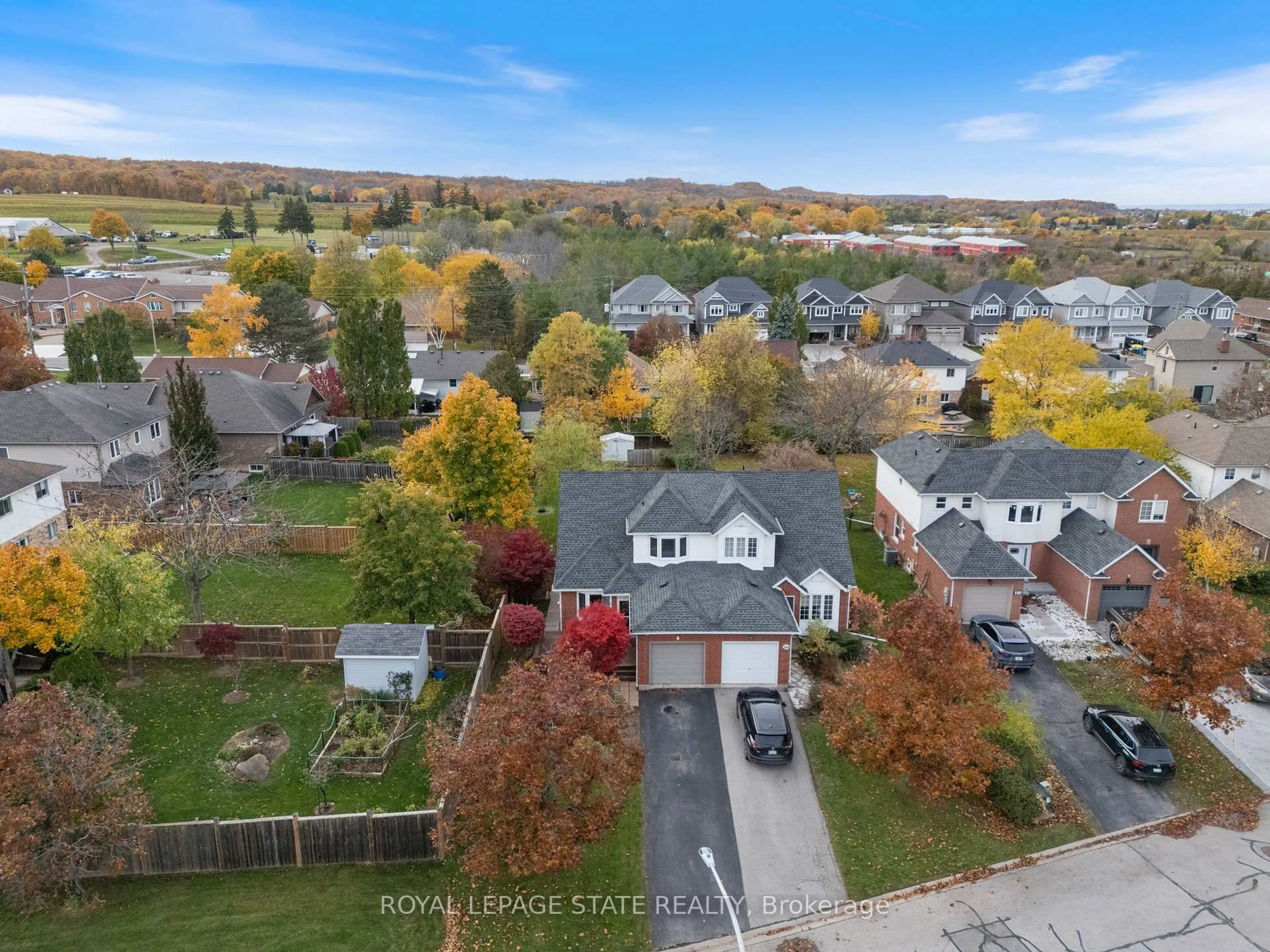 A pic from outside/outdoor area/front of a property/back of a property/a pic from drone, unknown for 5191 Mulberry Dr, Lincoln Ontario L0R 1B8