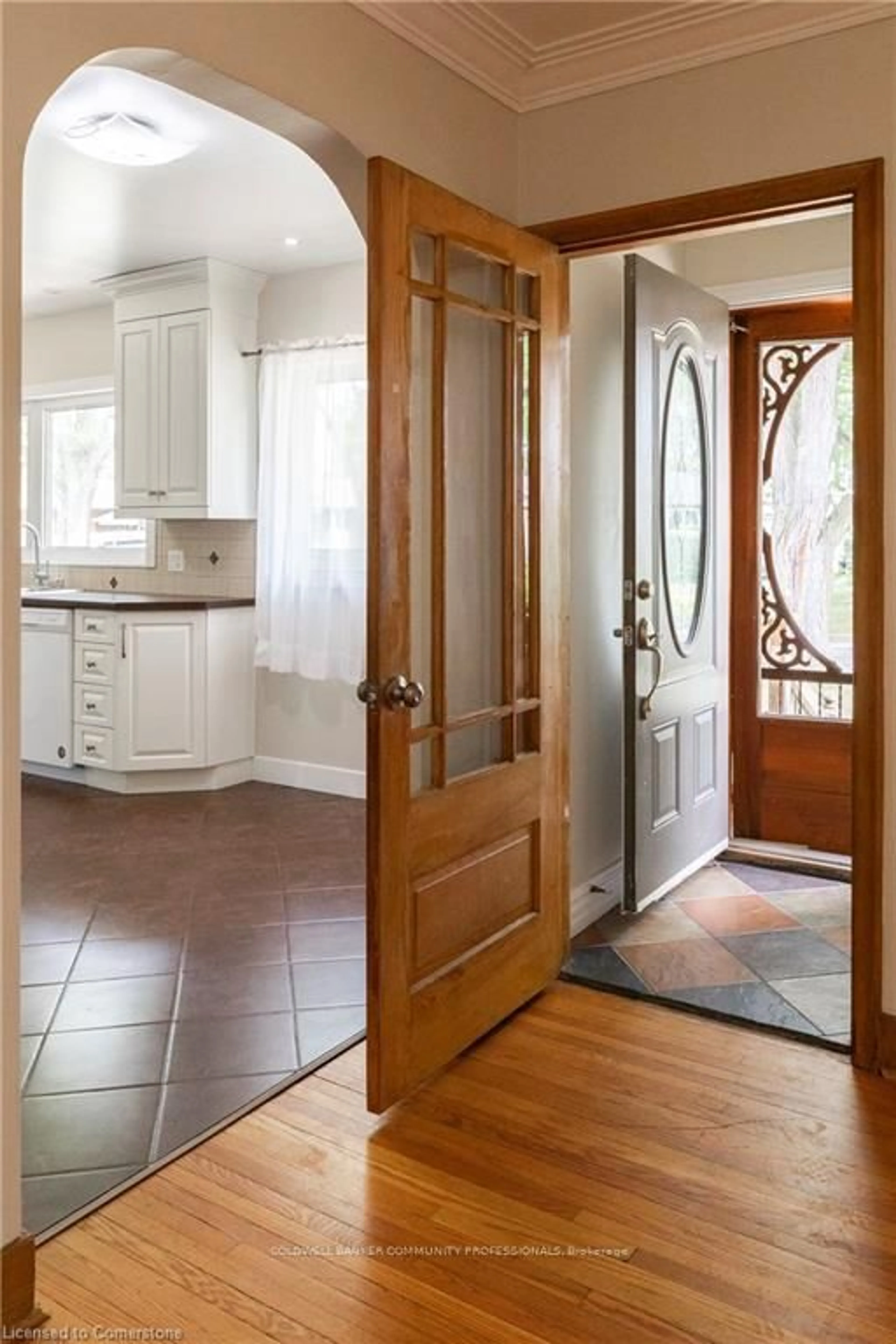 Indoor entryway for 18 Masterson Dr, St. Catharines Ontario L2T 3P1