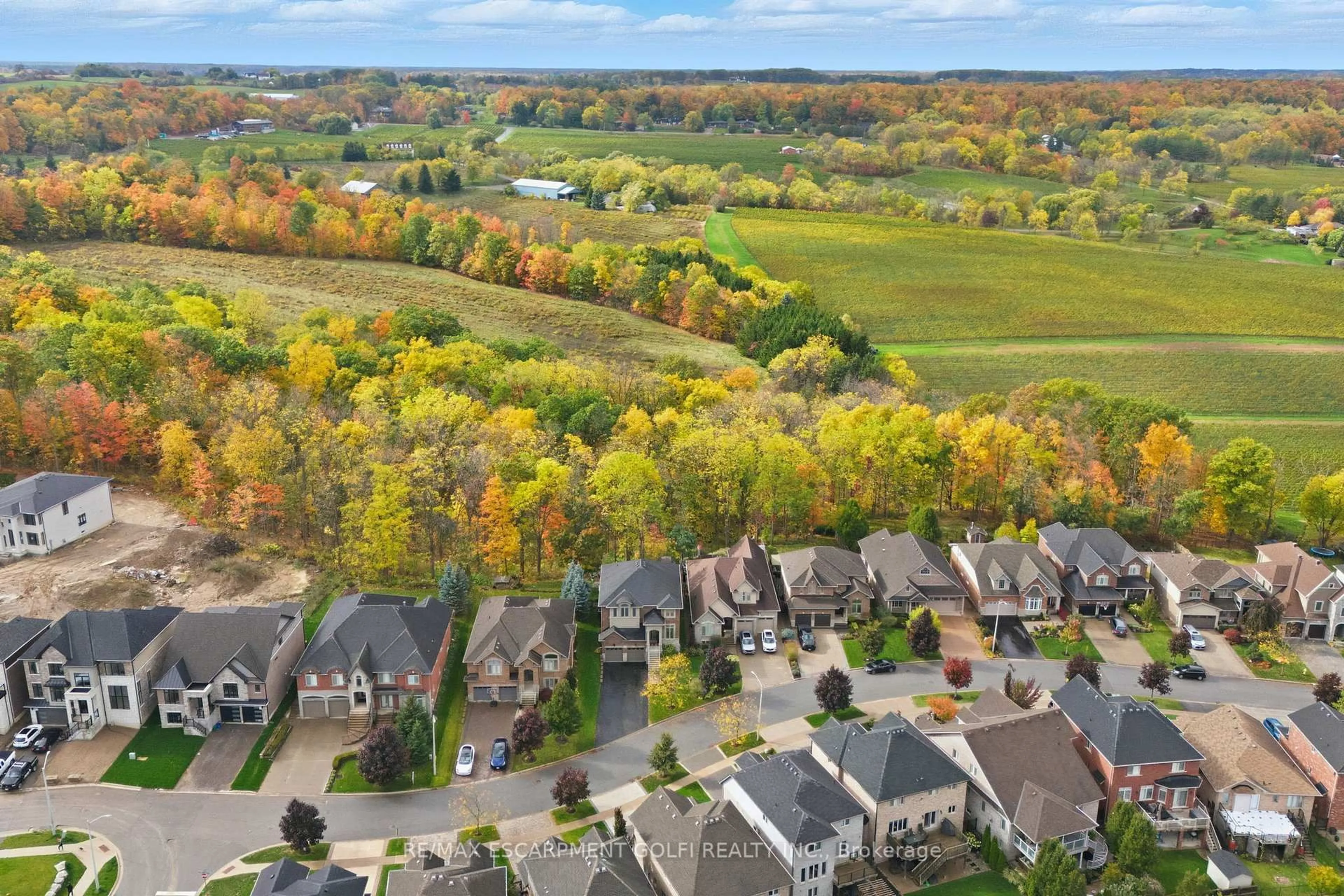 A pic from outside/outdoor area/front of a property/back of a property/a pic from drone, mountain view for 4076 Highland Park Dr, Lincoln Ontario L3J 0M3