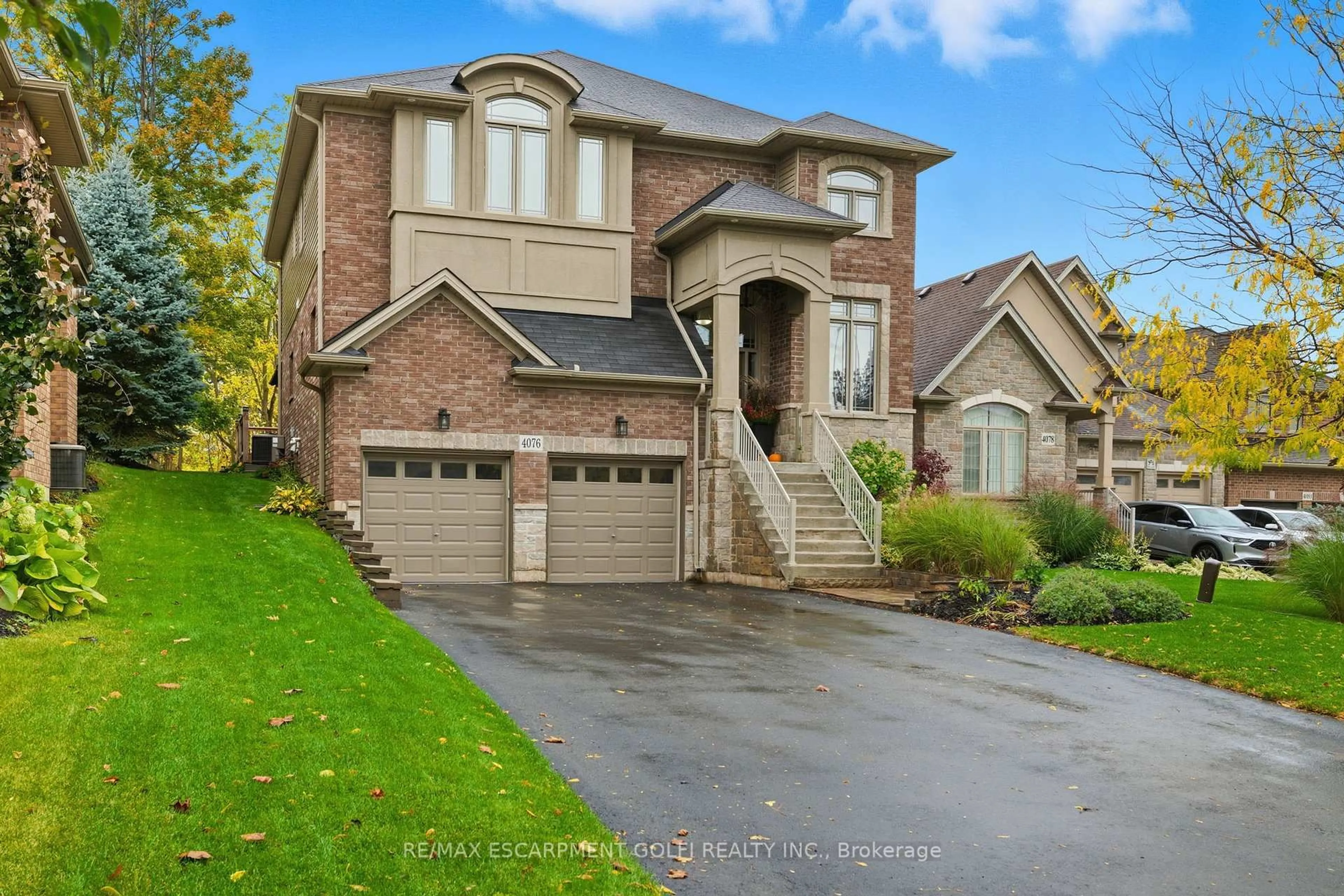 Home with brick exterior material, street for 4076 Highland Park Dr, Lincoln Ontario L3J 0M3