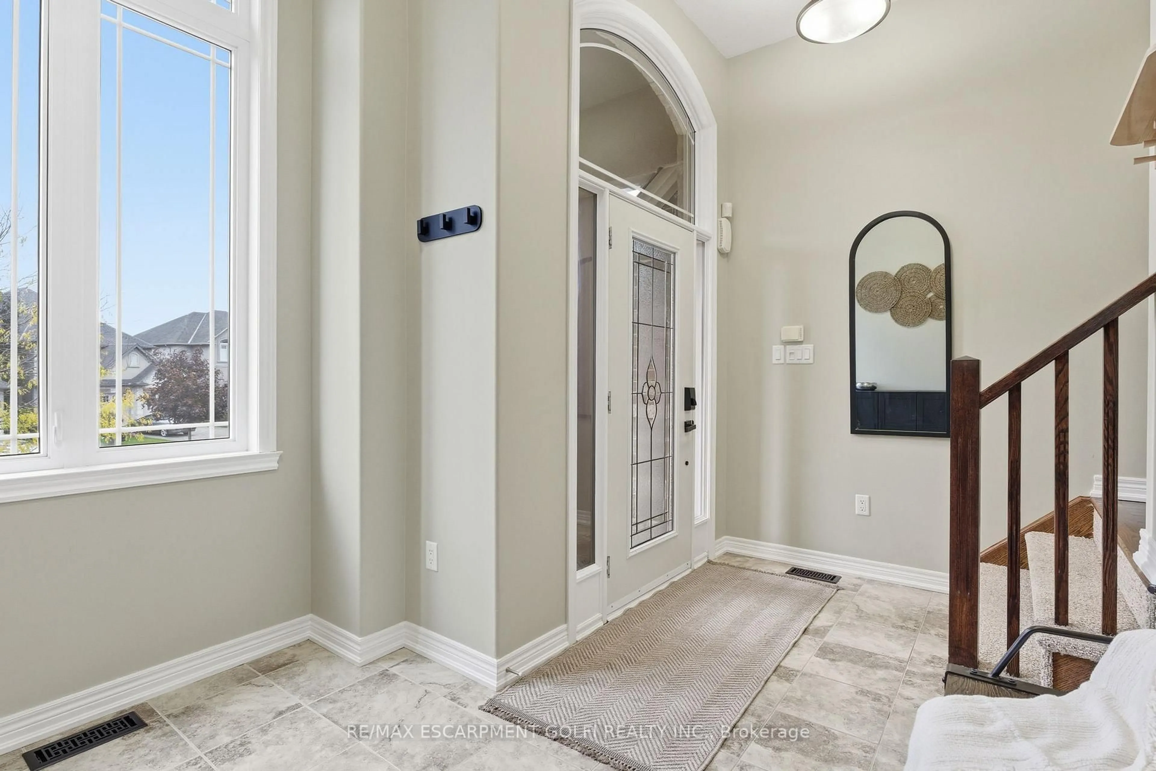 Indoor entryway for 4076 Highland Park Dr, Lincoln Ontario L3J 0M3