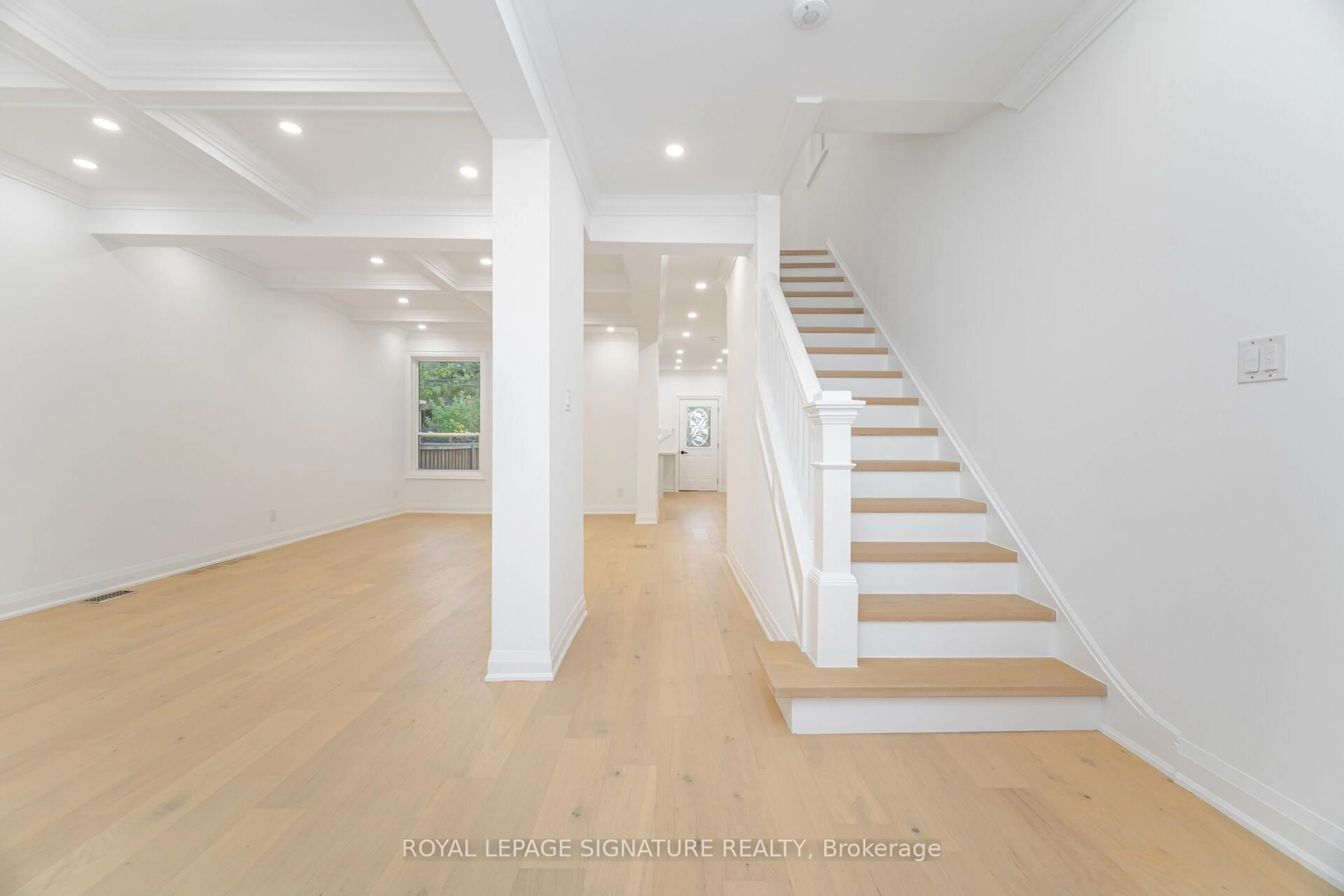 Indoor foyer for 285 Charlton Ave, Hamilton Ontario L8P 2E4