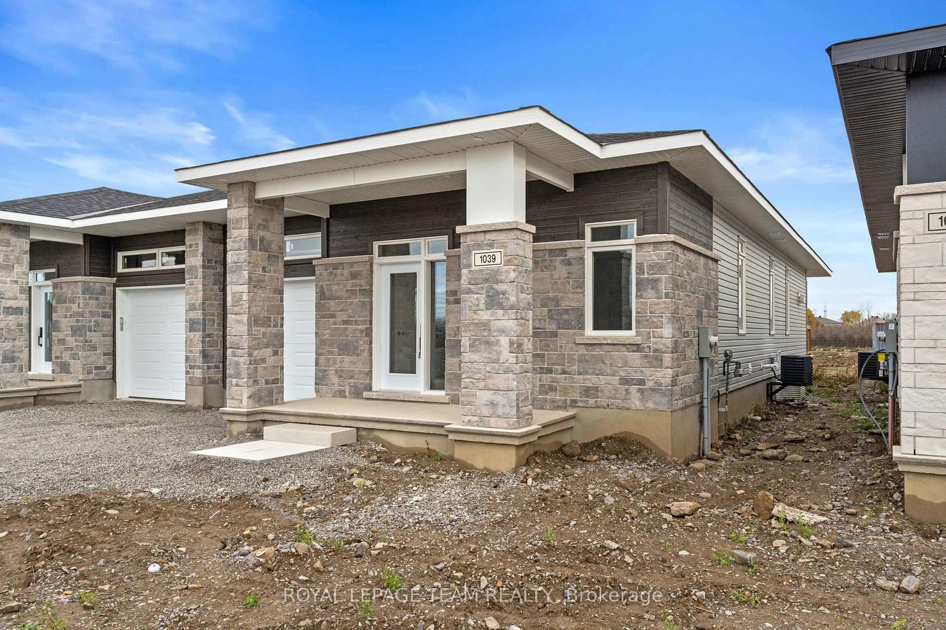 Home with vinyl exterior material, building for 1039 Moore St, Brockville Ontario K6V 0H1