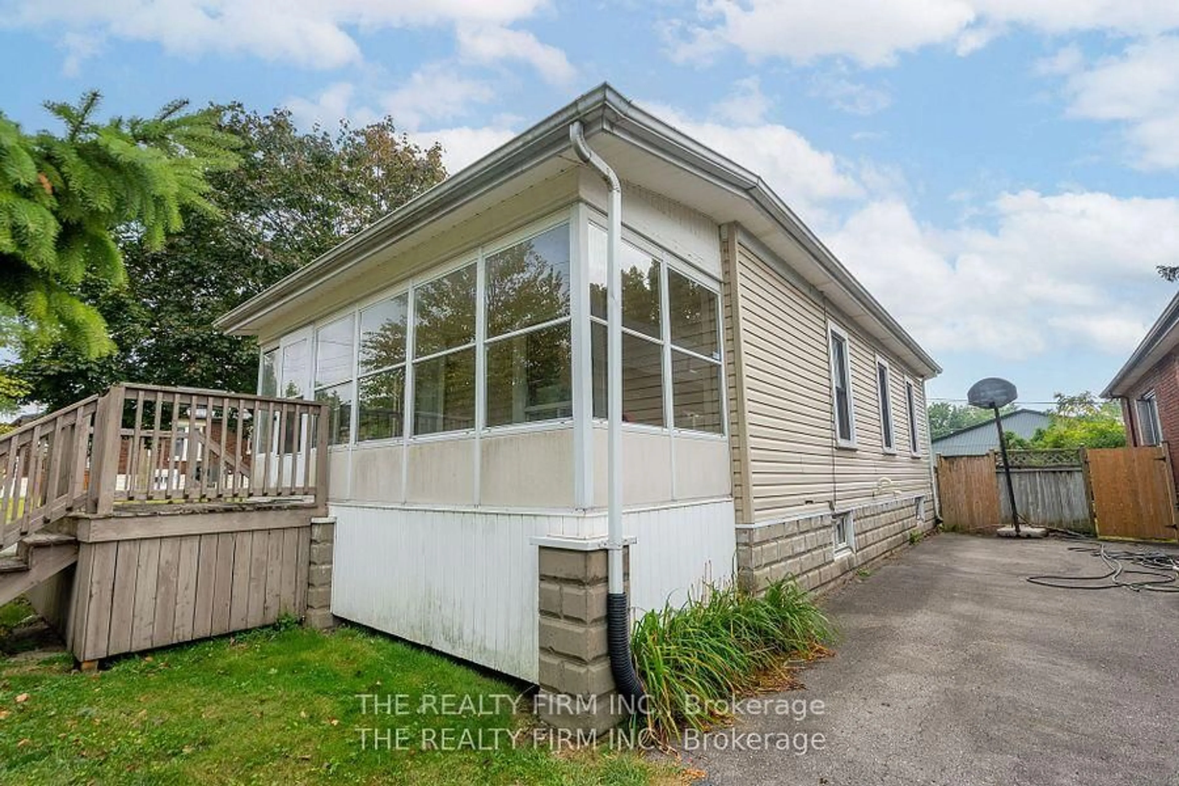 Shed for 1279 York St, London East Ontario N5W 2V3