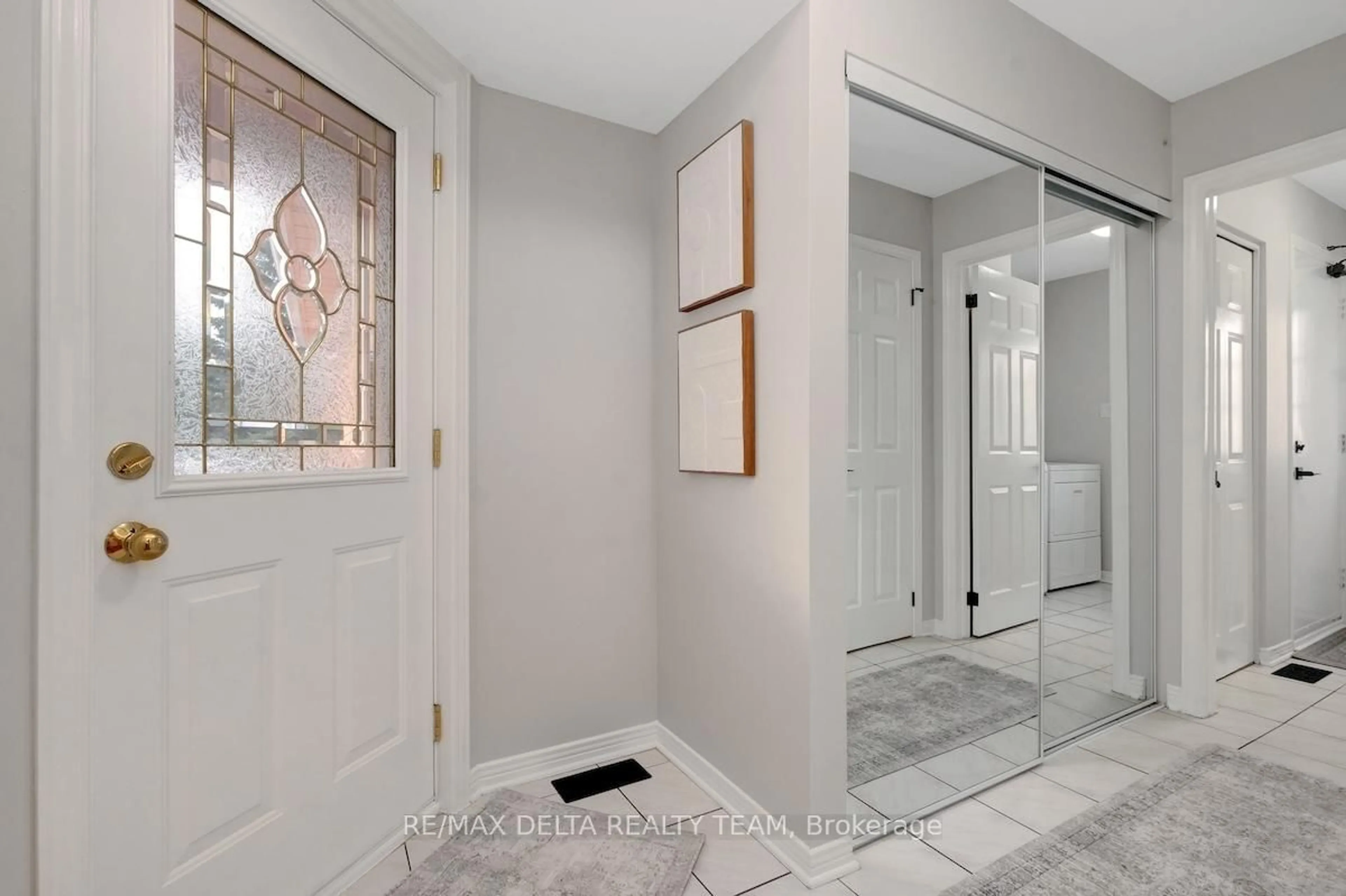 Indoor entryway for 95 Tartan Dr, Ottawa Ontario K2J 3V6
