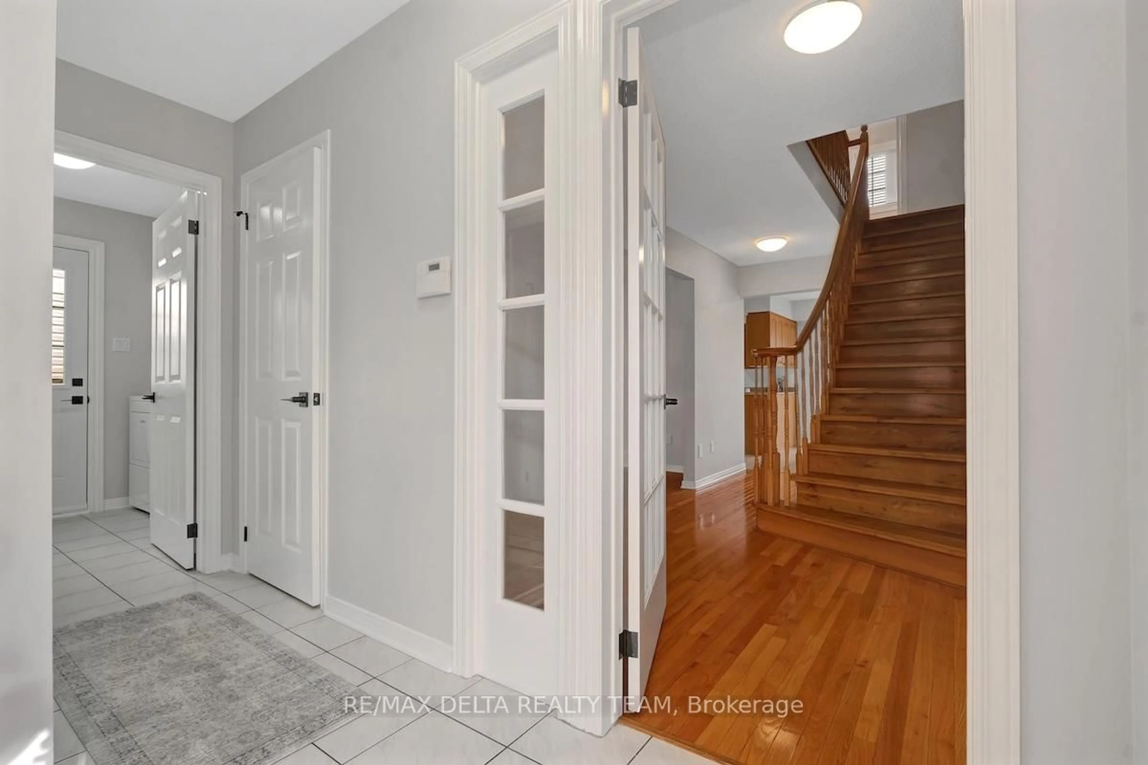 Indoor entryway for 95 Tartan Dr, Ottawa Ontario K2J 3V6