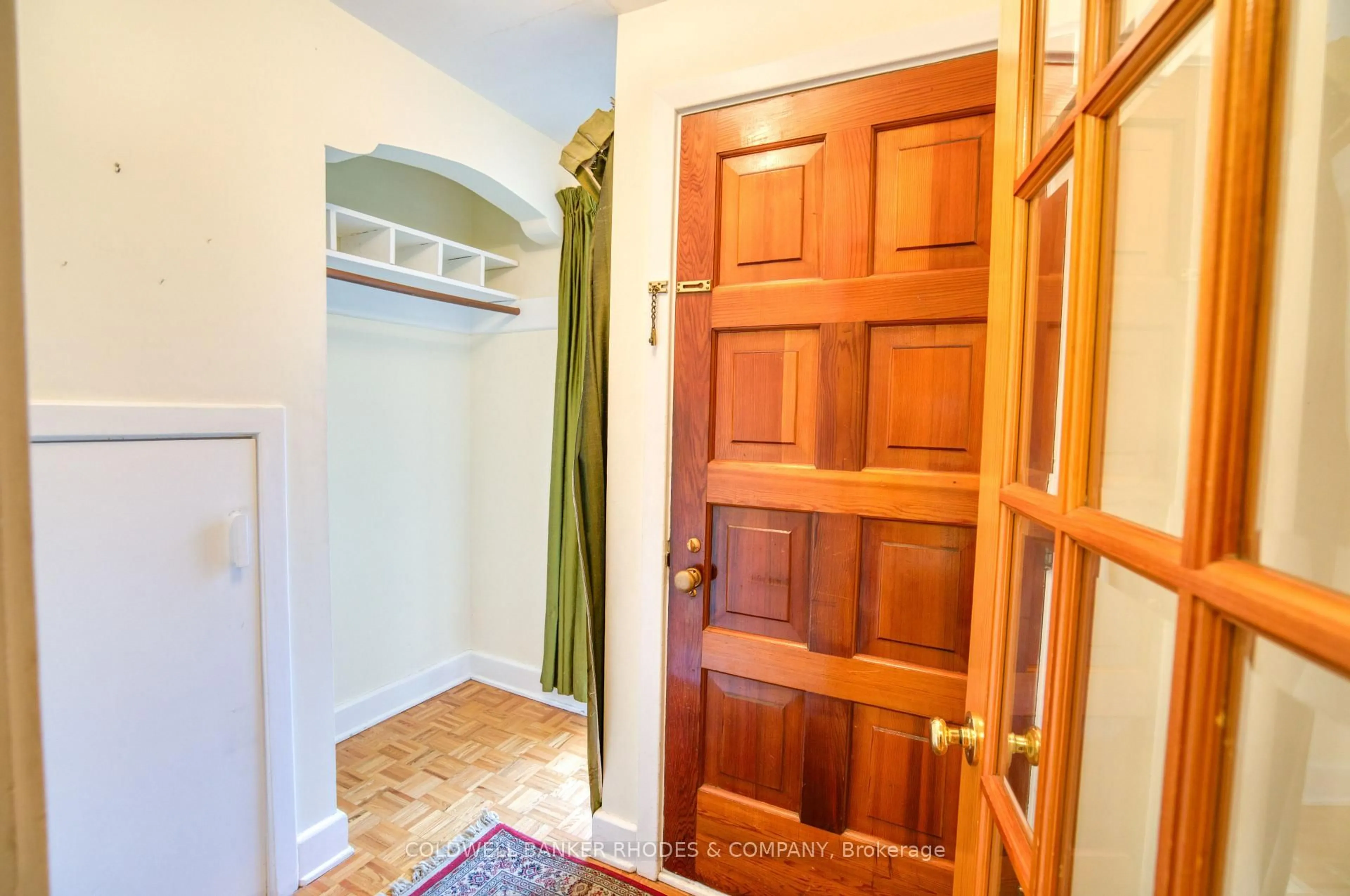 Indoor entryway for 7 Madawaska Dr, Ottawa Ontario K1S 3G5