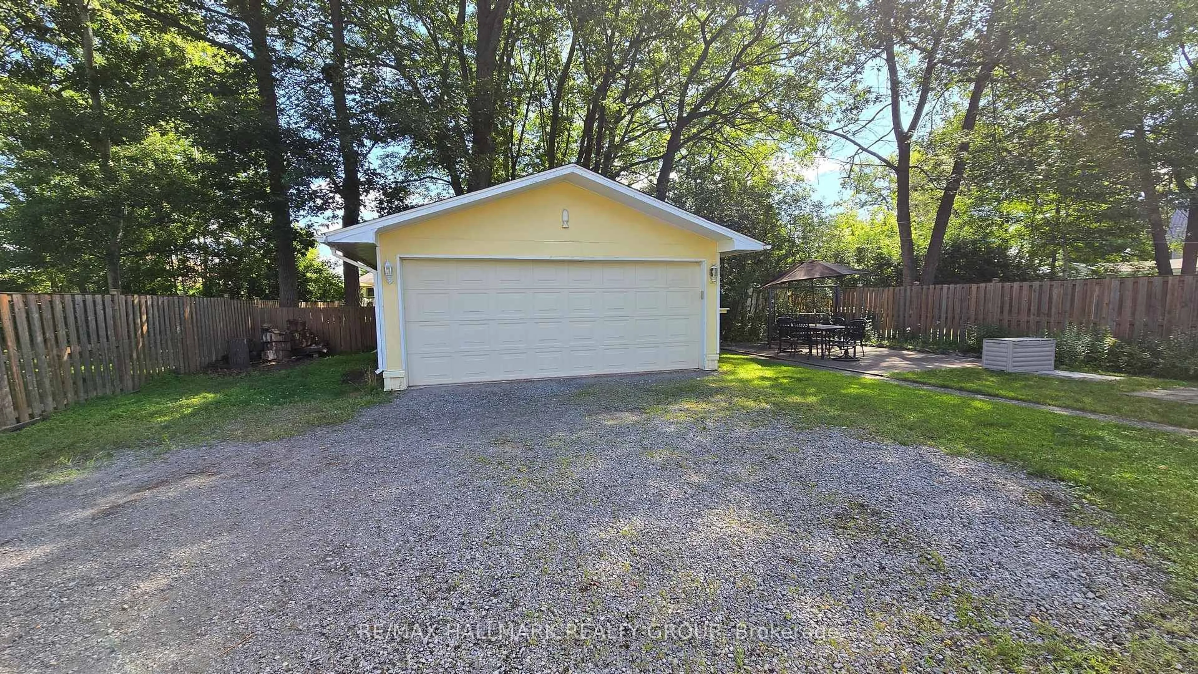 Indoor garage for 266 Baldwin St, Ottawa Ontario K0A 3M0