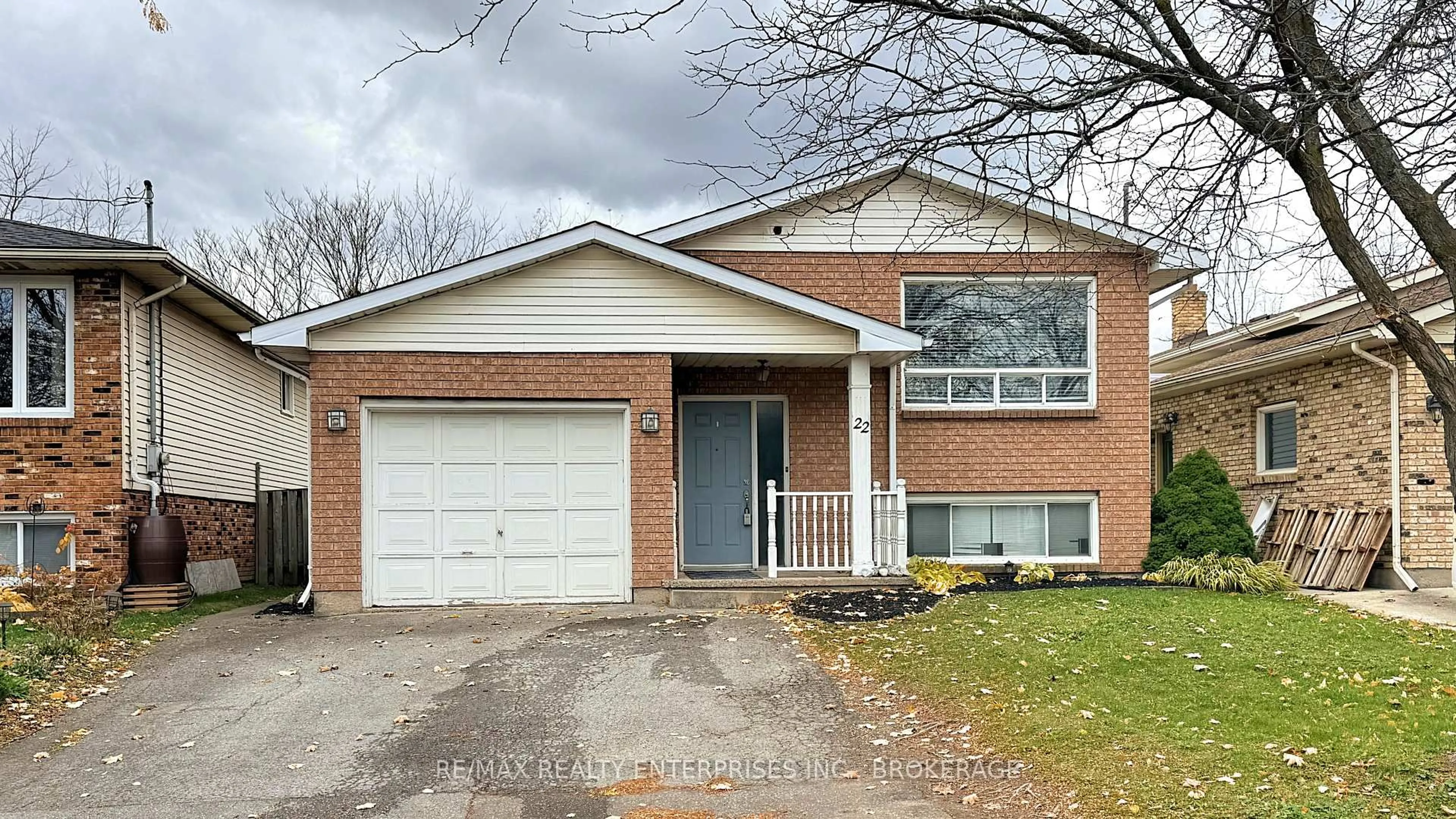 Home with brick exterior material, street for 22 Ravine Rd, St. Catharines Ontario L2P 3A7
