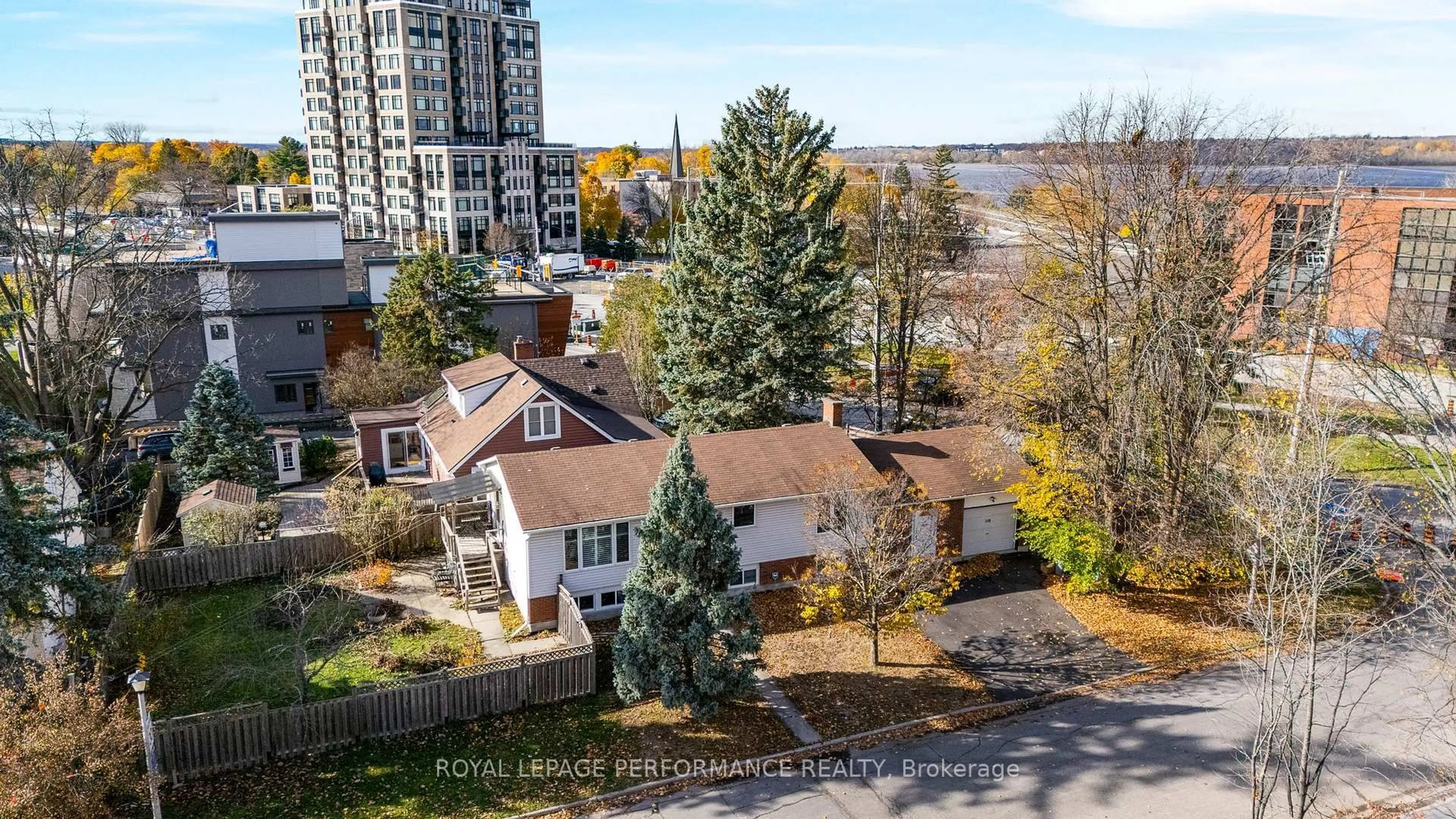 A pic from outside/outdoor area/front of a property/back of a property/a pic from drone, city buildings view from balcony for 530 Rowanwood Ave, Ottawa Ontario K2A 3E1