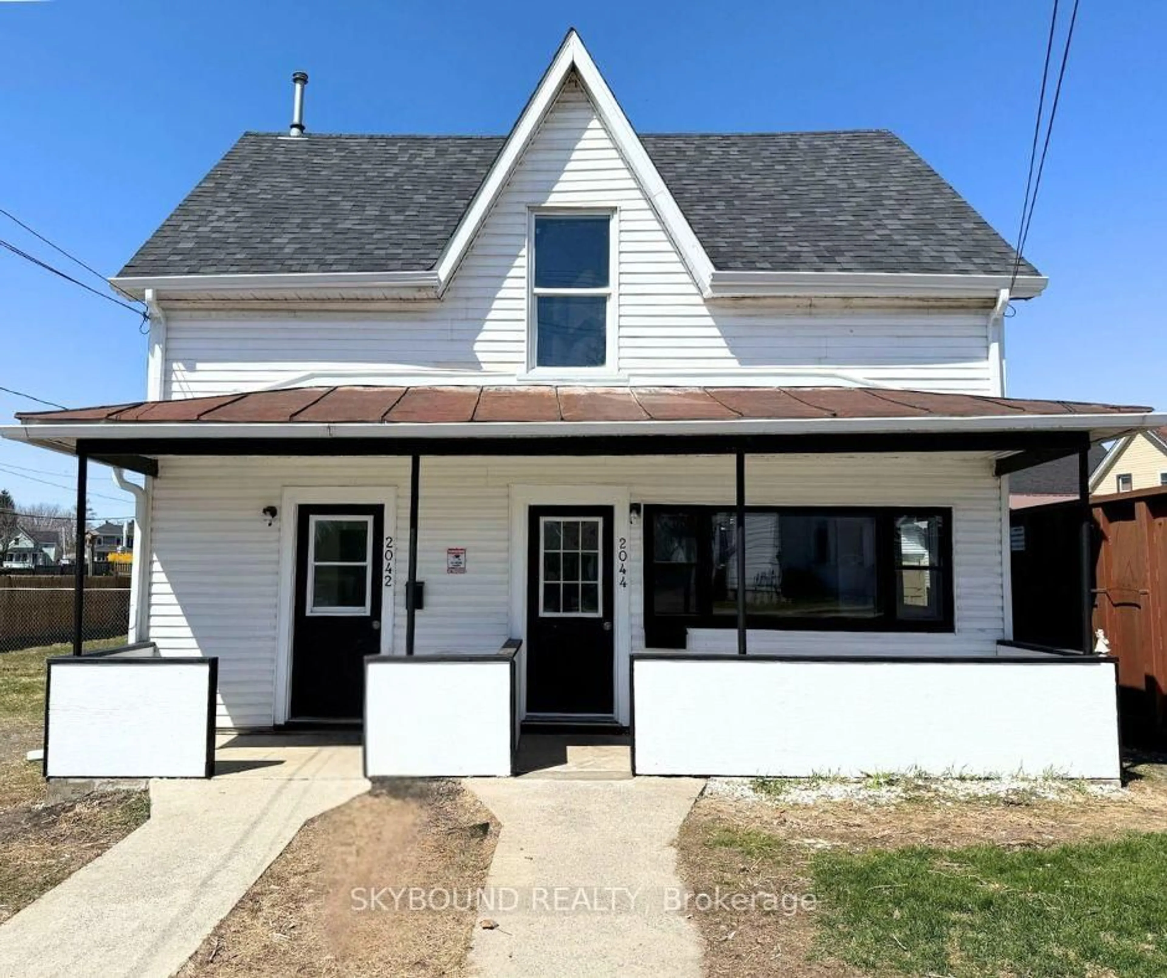 Home with vinyl exterior material, building for 2042-44 Dundas St, Edwardsburgh/Cardinal Ontario K0E 1E0