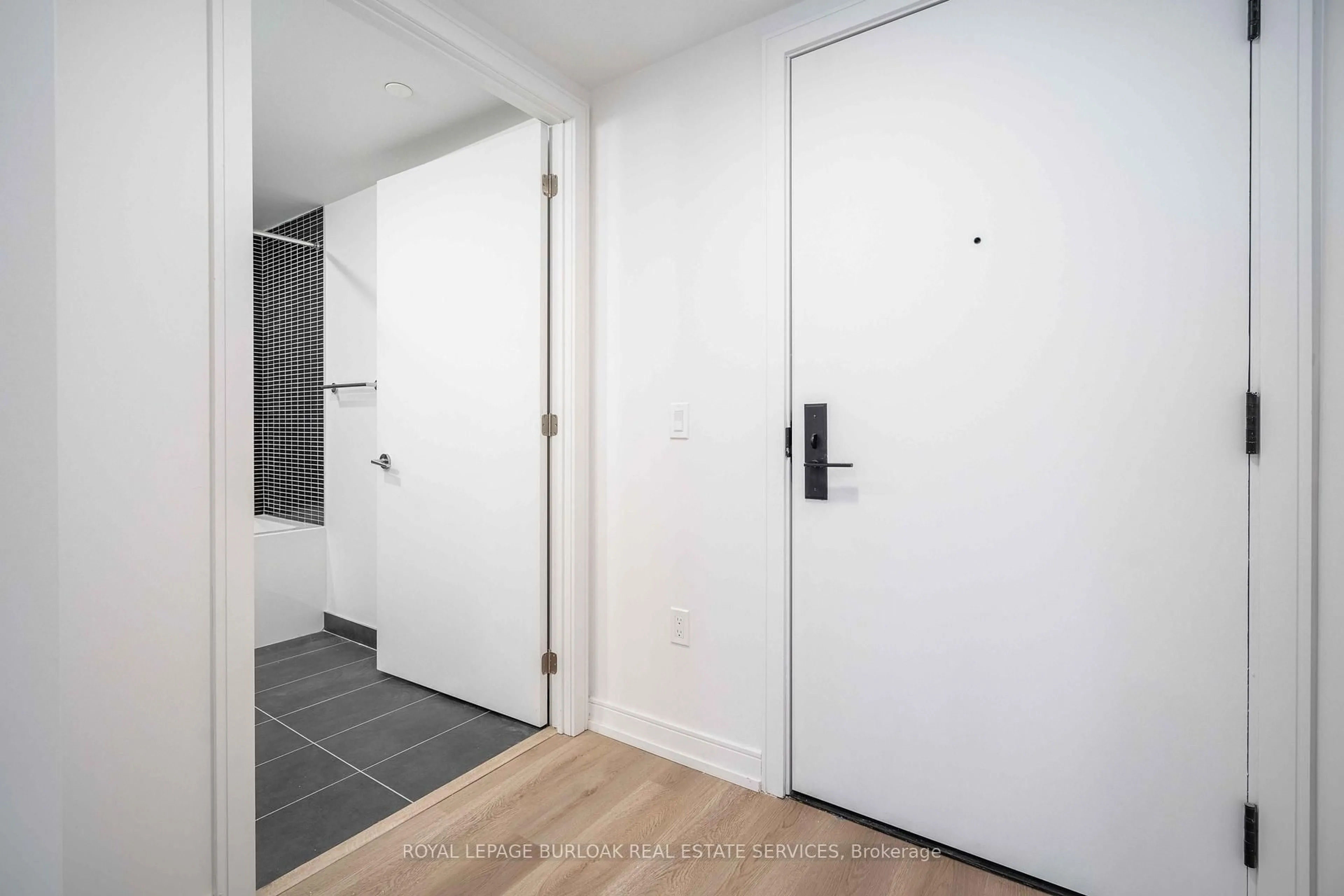 Indoor entryway for 1 Jarvis St #1418, Hamilton Ontario L8R 3J2